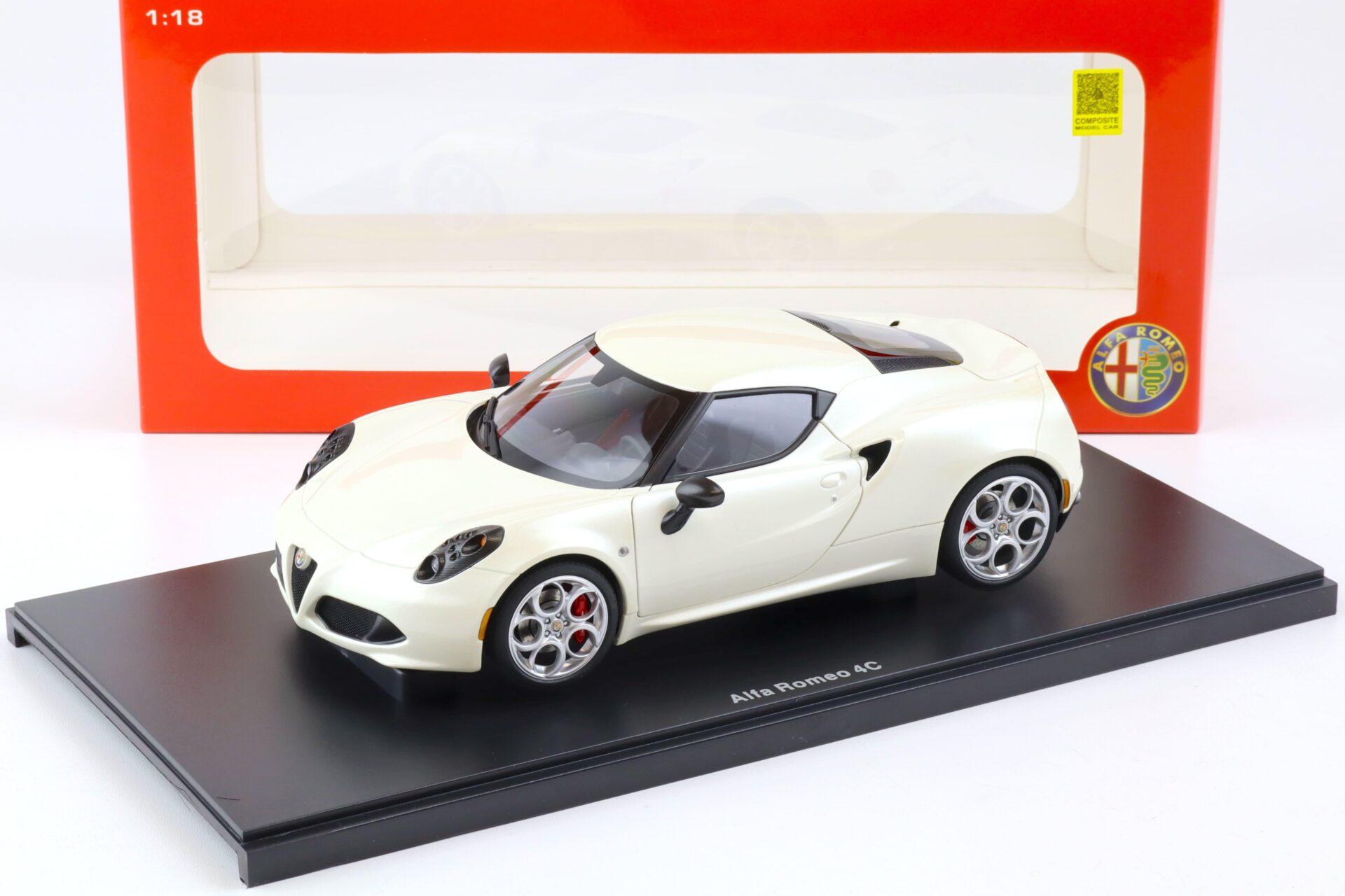 1:18 AUTOart Alfa Romeo 4C Coupe pearl white 2013