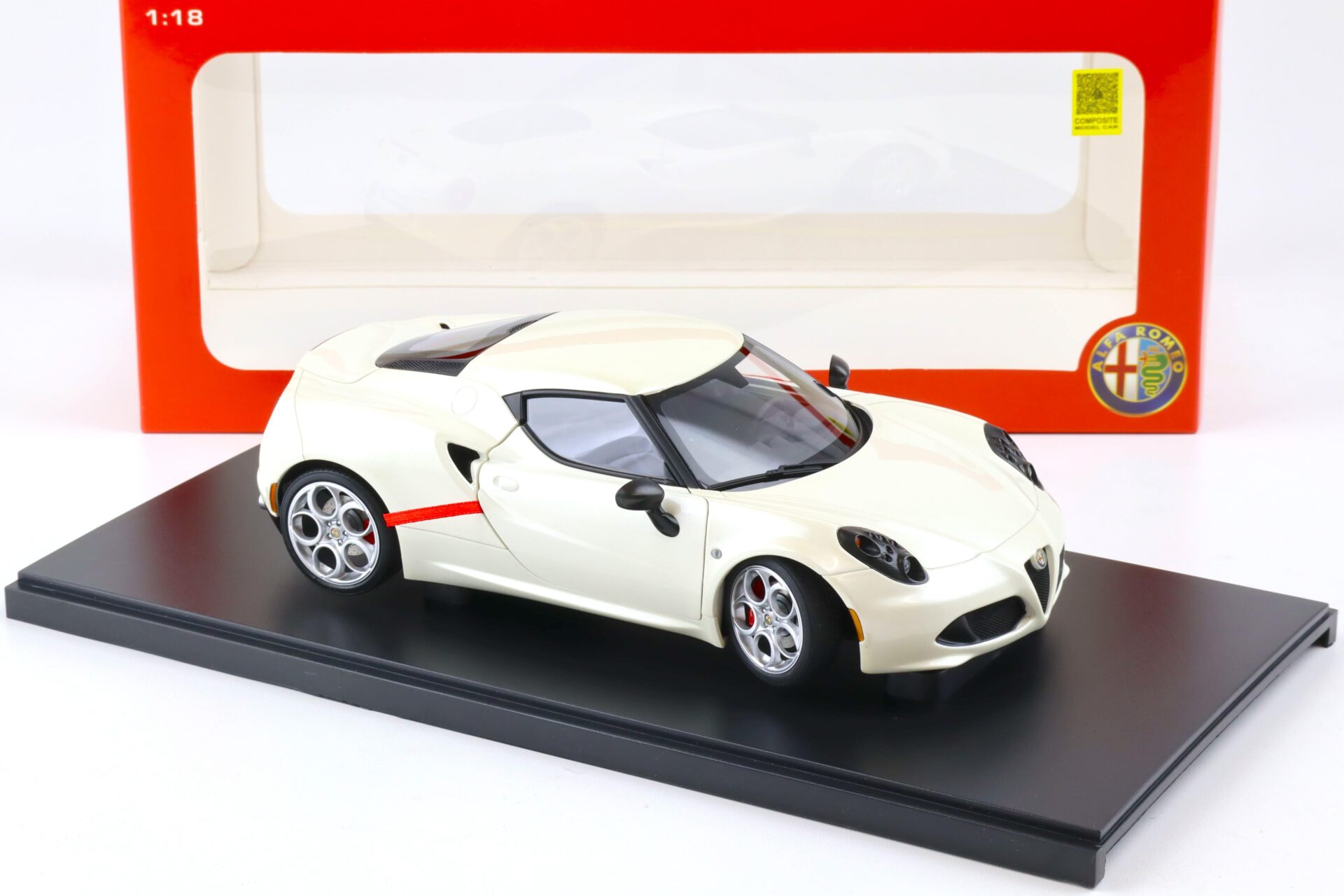 1:18 AUTOart Alfa Romeo 4C Coupe pearl white 2013