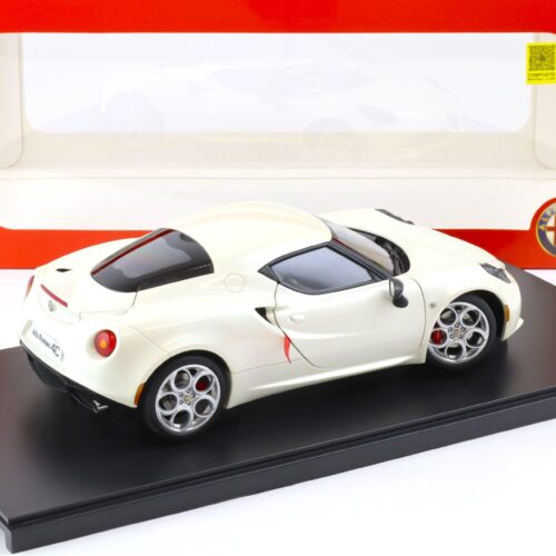 1:18 AUTOart Alfa Romeo 4C Coupe pearl white 2013
