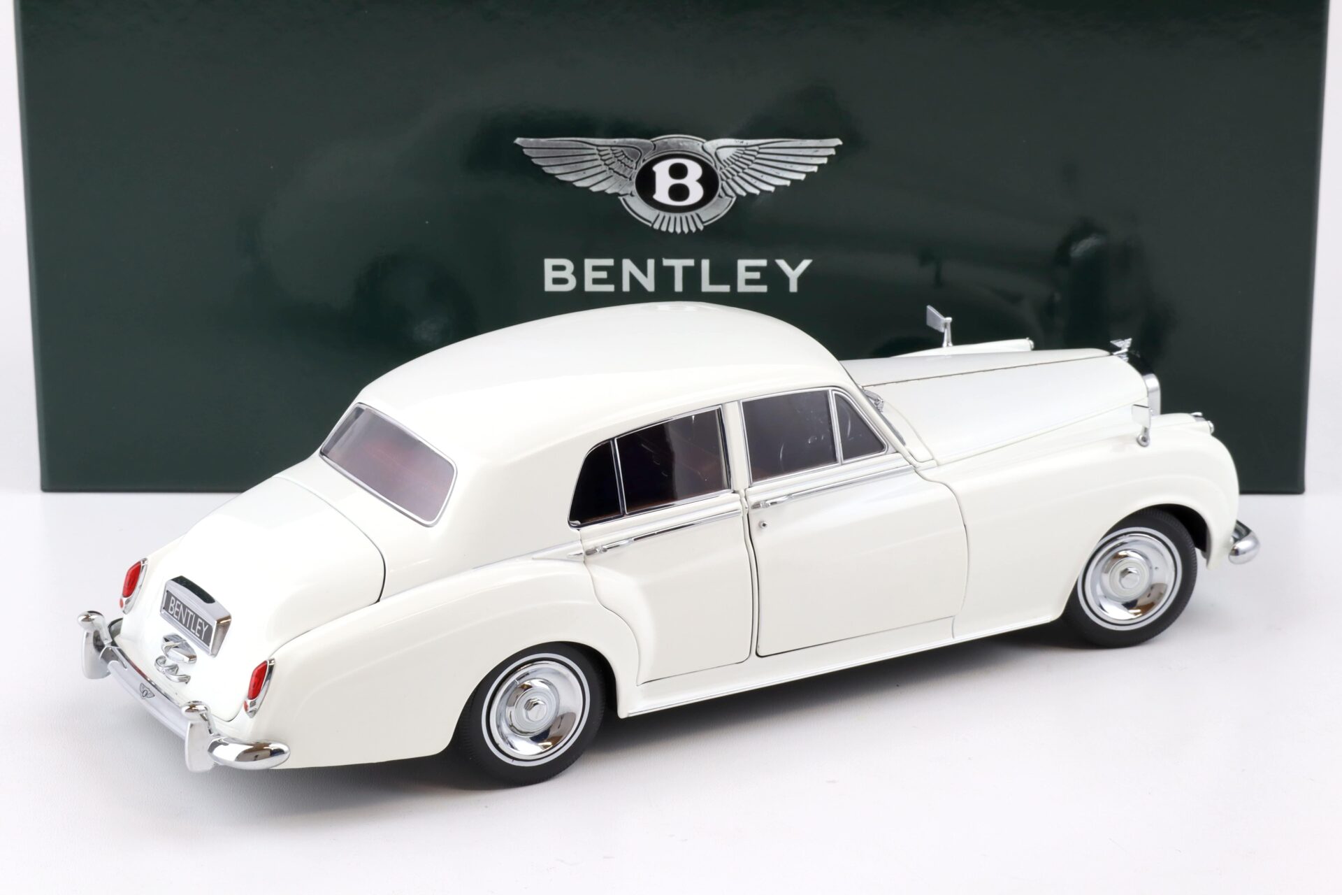 1:18 Minichamps Bentley S2 Limousine 1954 white
