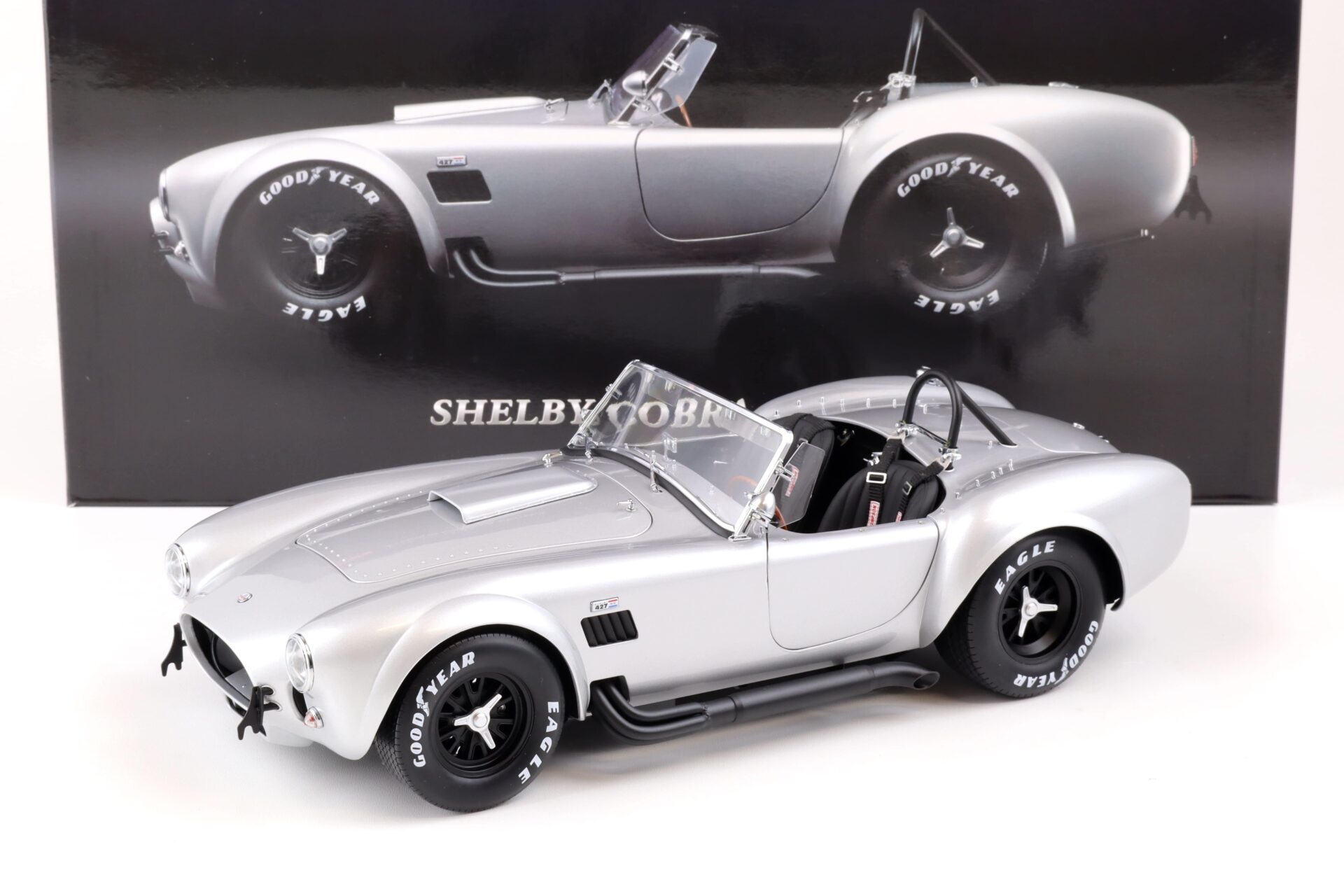 ID 85543 orig 1.jpg 1:12 Kyosho Shelby Cobra 427 S/C silver/ black wheels 08631S