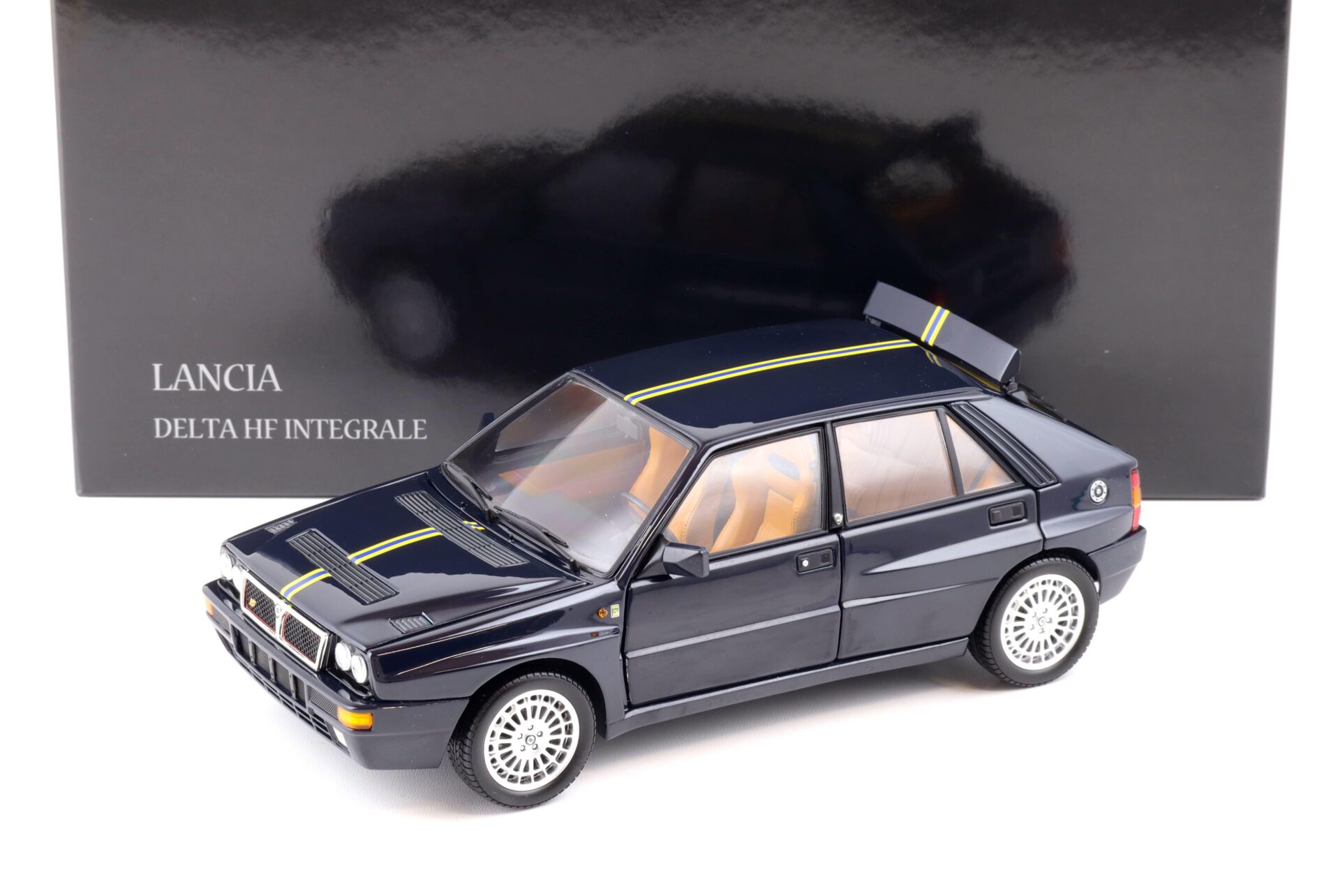 ID 85842 orig.jpg 1:18 Kyosho Lancia Delta HF Integrale Club HI-FI dark blue 08343H