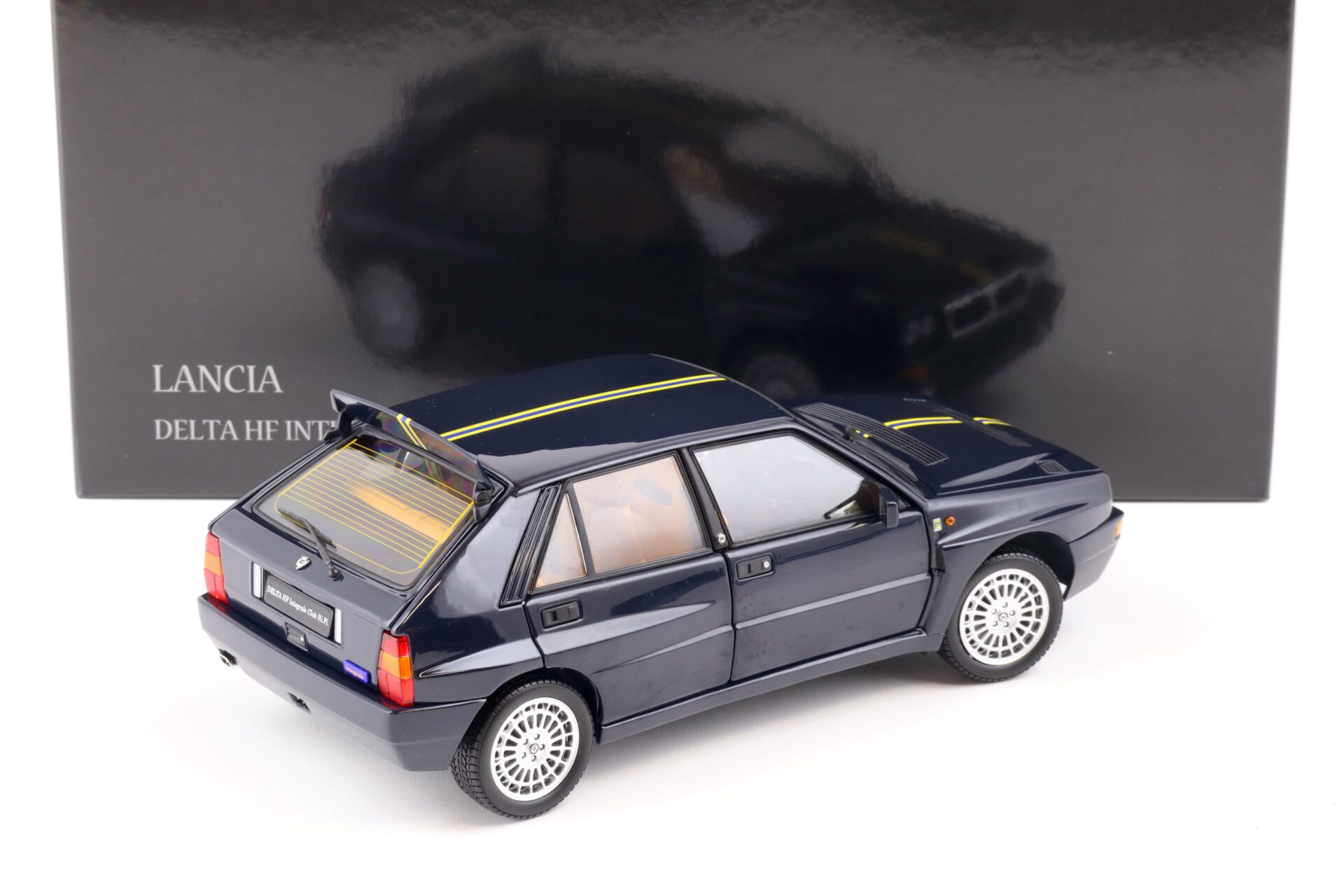 1:18 Kyosho Lancia Delta HF Integrale Club HI-FI dark blue 08343H