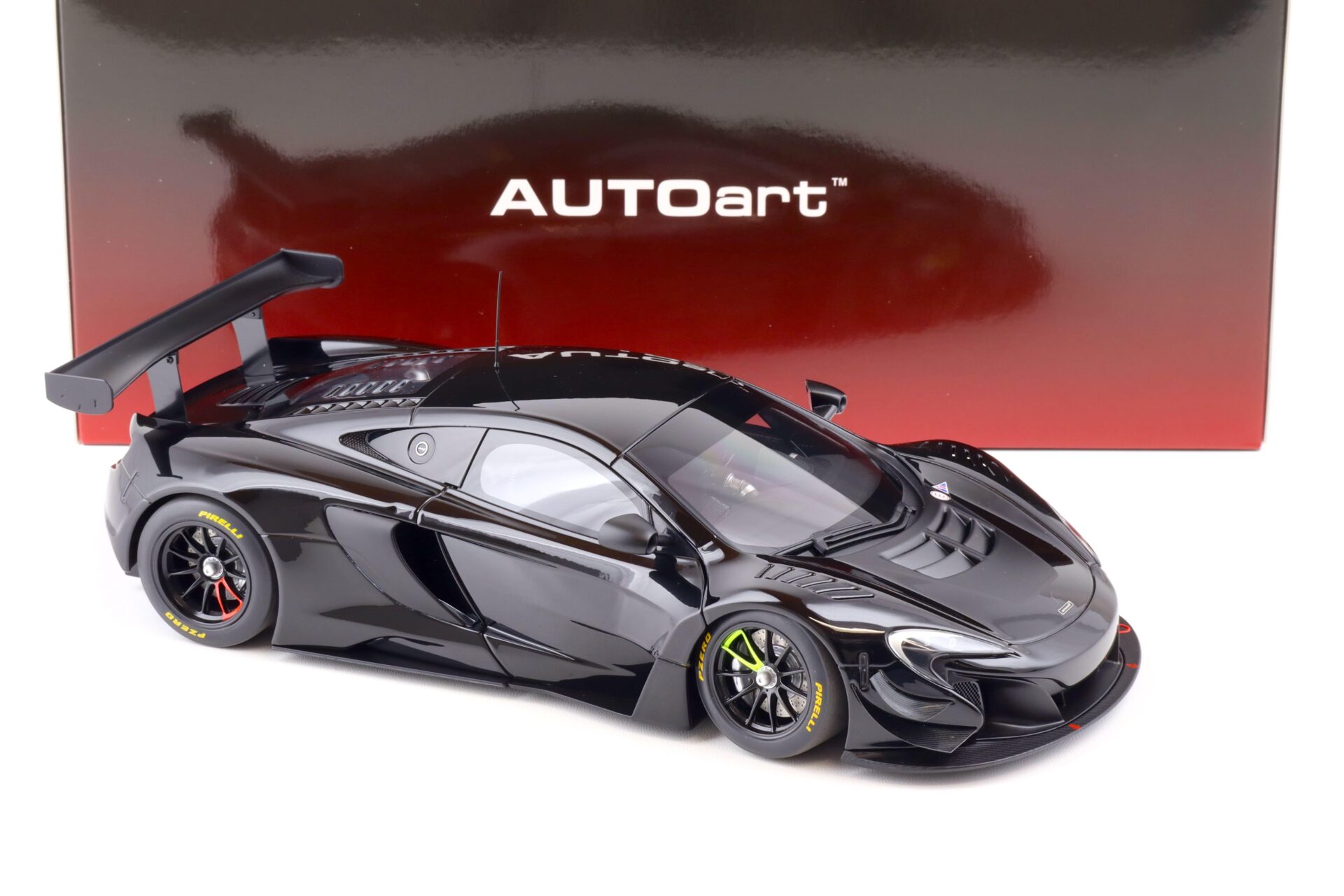 1:18 AUTOart McLAREN 650S GT3 2017 Gloss black/ matt black accents 81644
