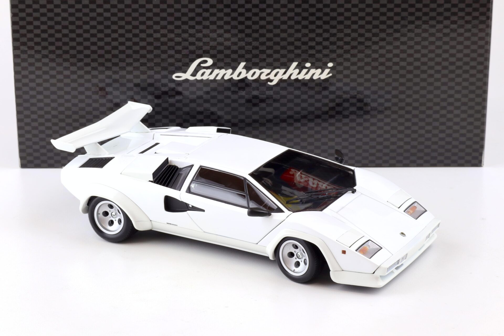1:18 Kyosho Lamborghini Countach LP5000 QV Quattrovalvole white 08327W