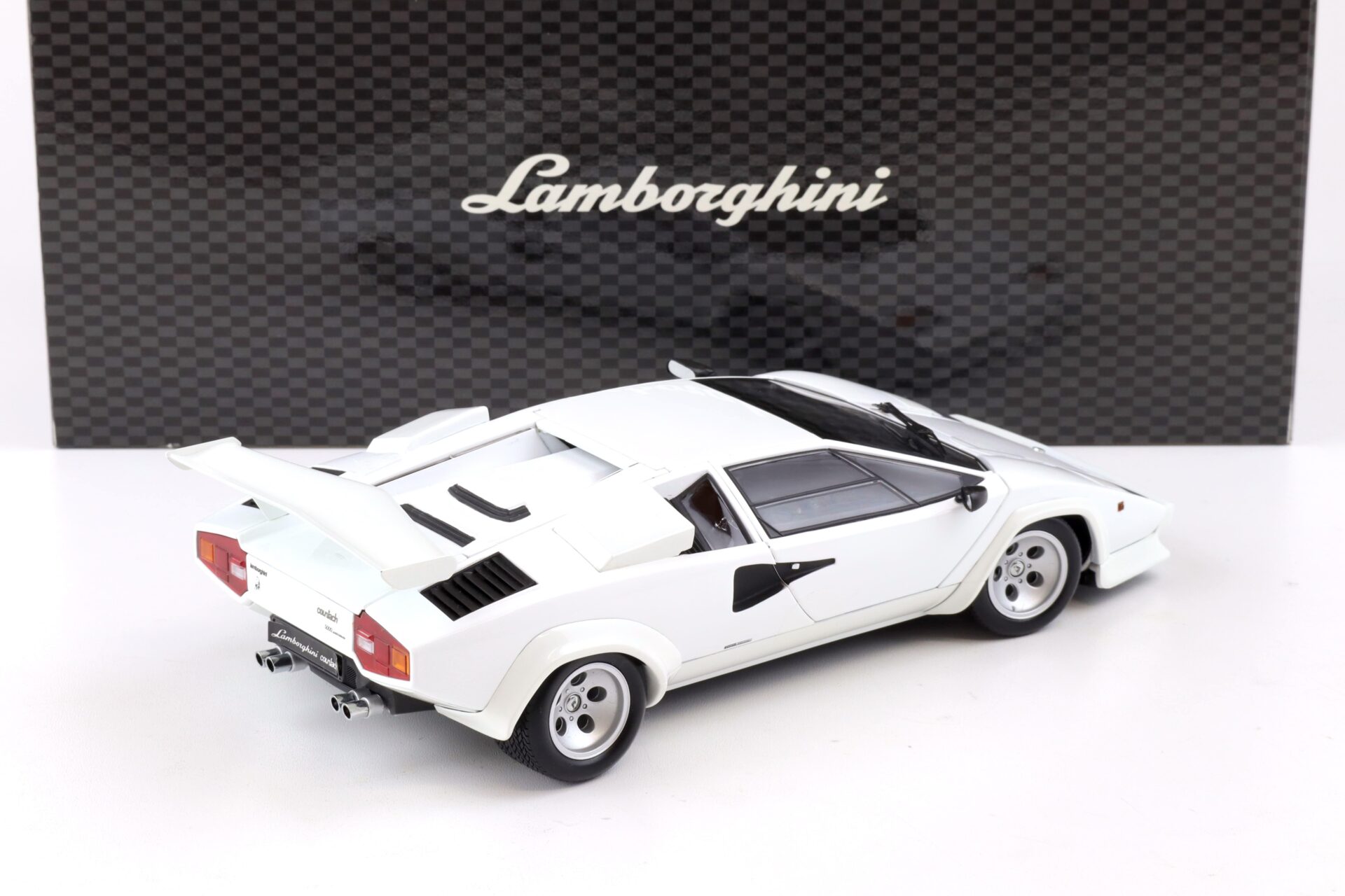 1:18 Kyosho Lamborghini Countach LP5000 QV Quattrovalvole white 08327W