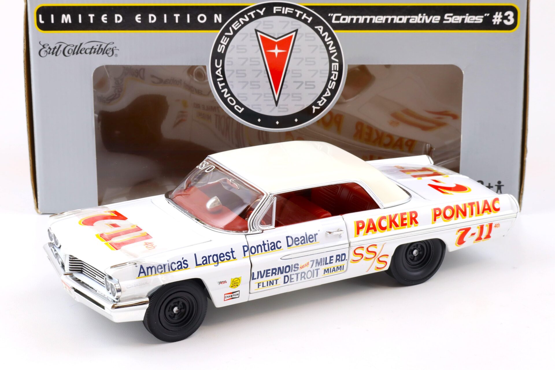 1:18 ERTL 1962 Pontiac Catalina Coupe Packer Pontiac 29263P
