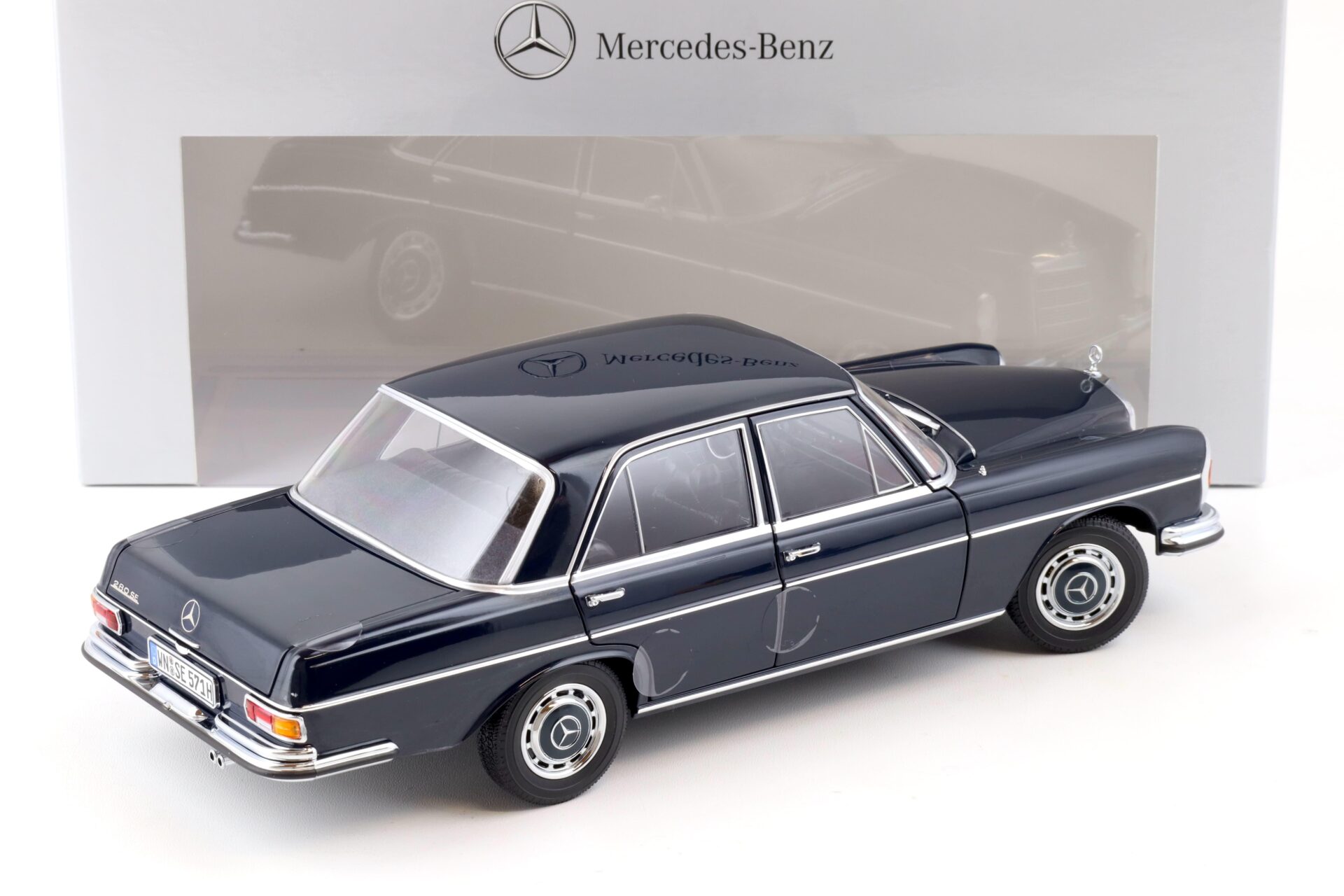 1:18 Norev Mercedes 280 SE W108 Limousine Midnight blue DEALER VERSION