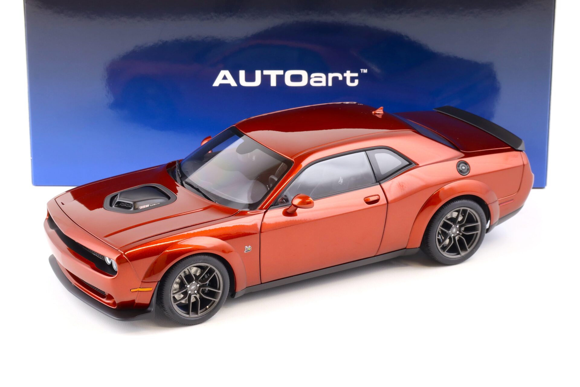 1:18 AUTOart Dodge Challenger R/T Scat Pack Widebody 2022 Sinamon Stick 71773