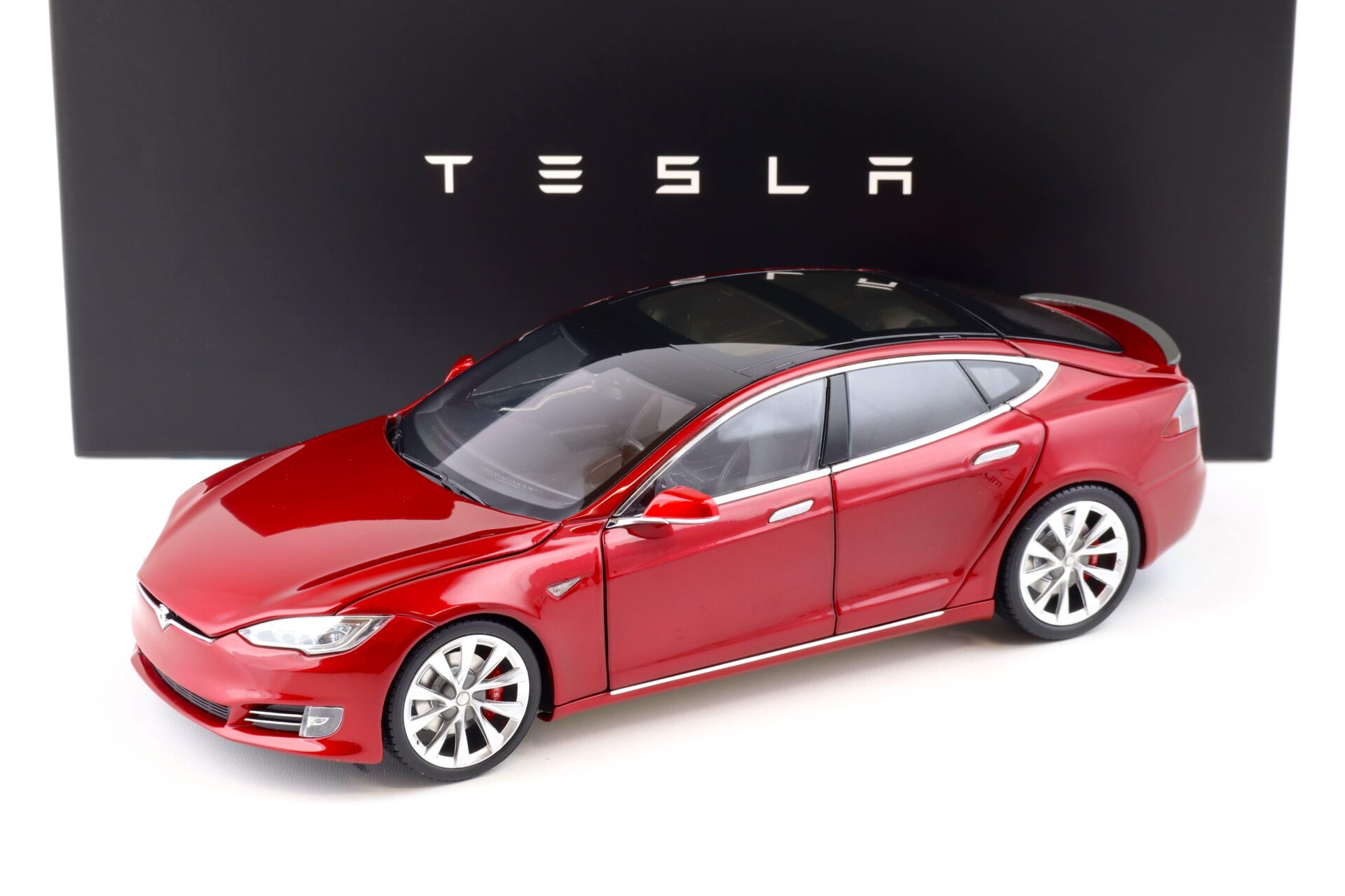 1:18 Original Tesla Model S P100D Multi-Coat red Diecast DEALER VERSION