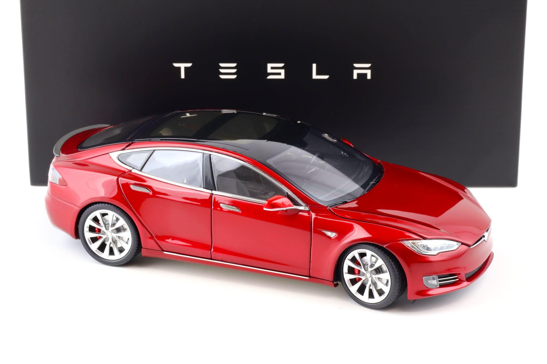 1:18 Original Tesla Model S P100D Multi-Coat red Diecast DEALER VERSION