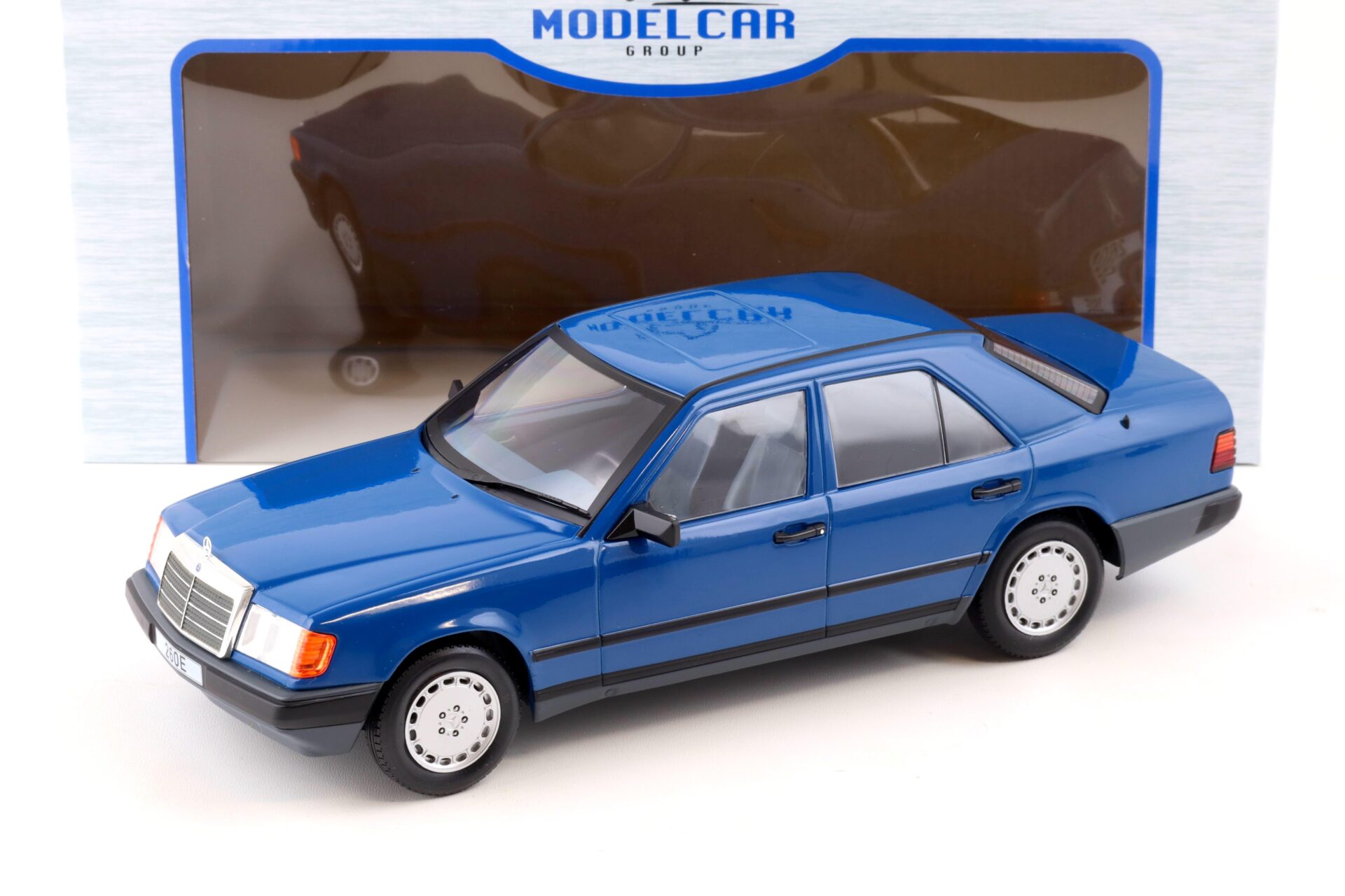ID 87040 orig.jpg 1:18 MCG Mercedes 260E (W124) Limousine blue 1984