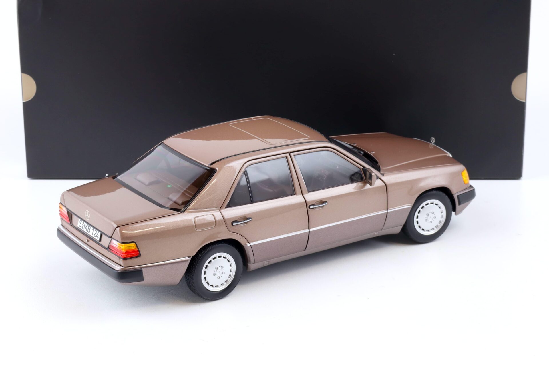 1:18 Norev Mercedes 230 E W124 Limousine 1992 rosewood metallic DEALER VERSION