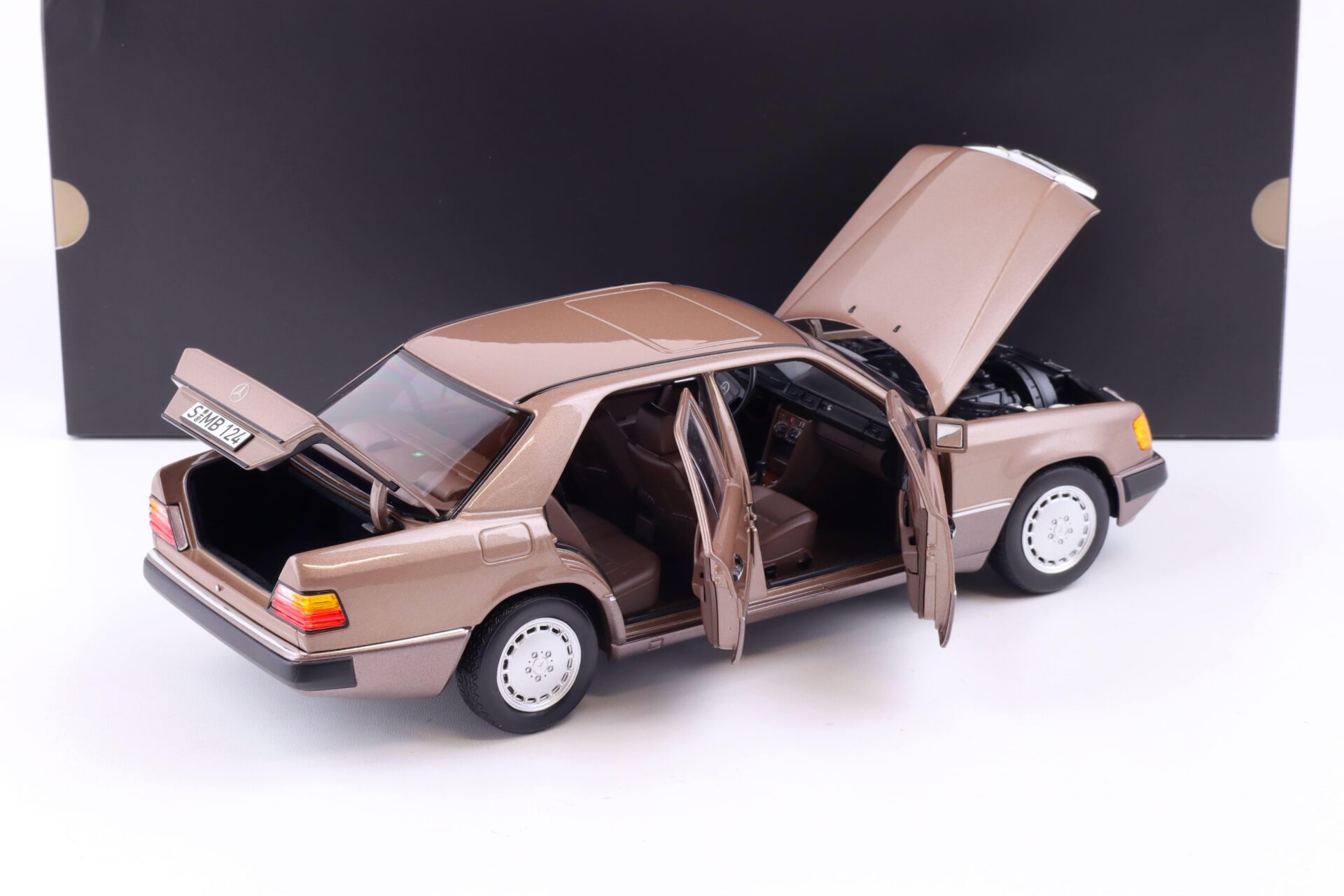 1:18 Norev Mercedes 230 E W124 Limousine 1992 rosewood metallic DEALER VERSION