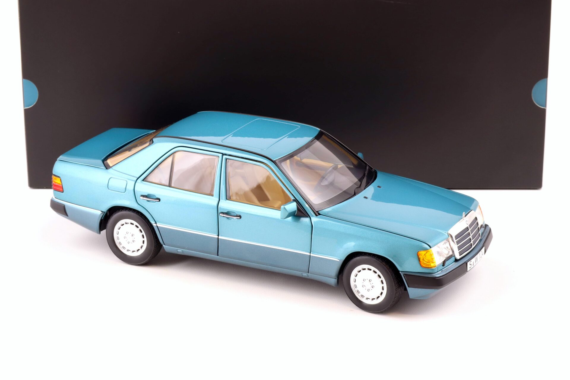 1:18 Norev Mercedes 230 E W124 Limousine 1992 beryll metallic DEALER VERSION