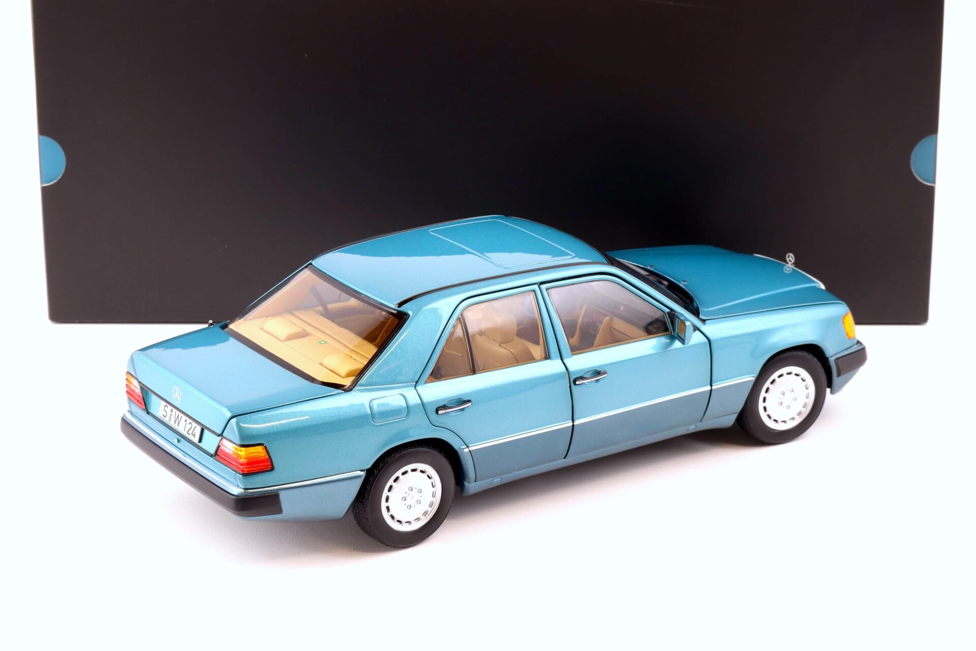 1:18 Norev Mercedes 230 E W124 Limousine 1992 beryll metallic DEALER VERSION