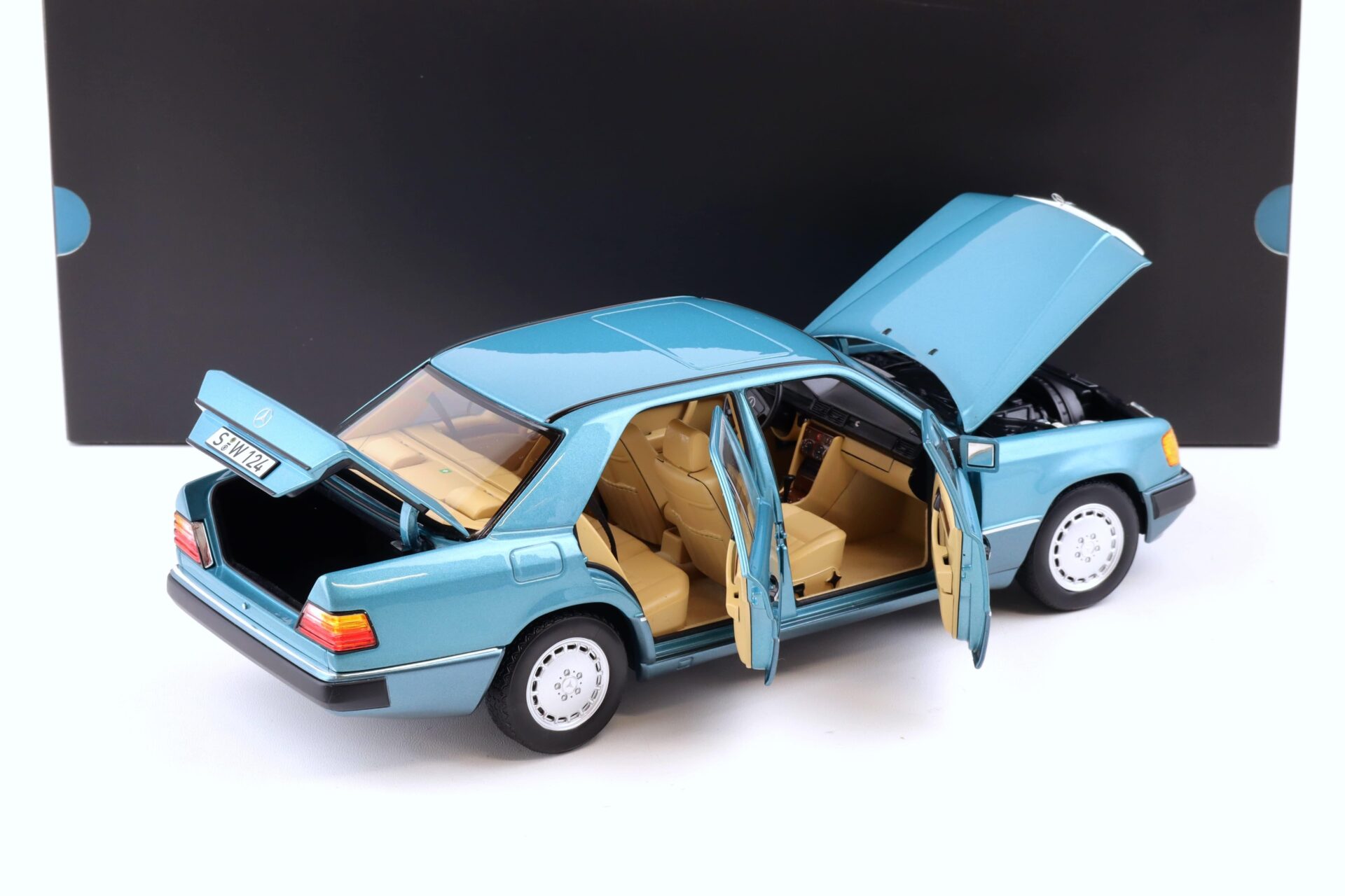 1:18 Norev Mercedes 230 E W124 Limousine 1992 beryll metallic DEALER VERSION