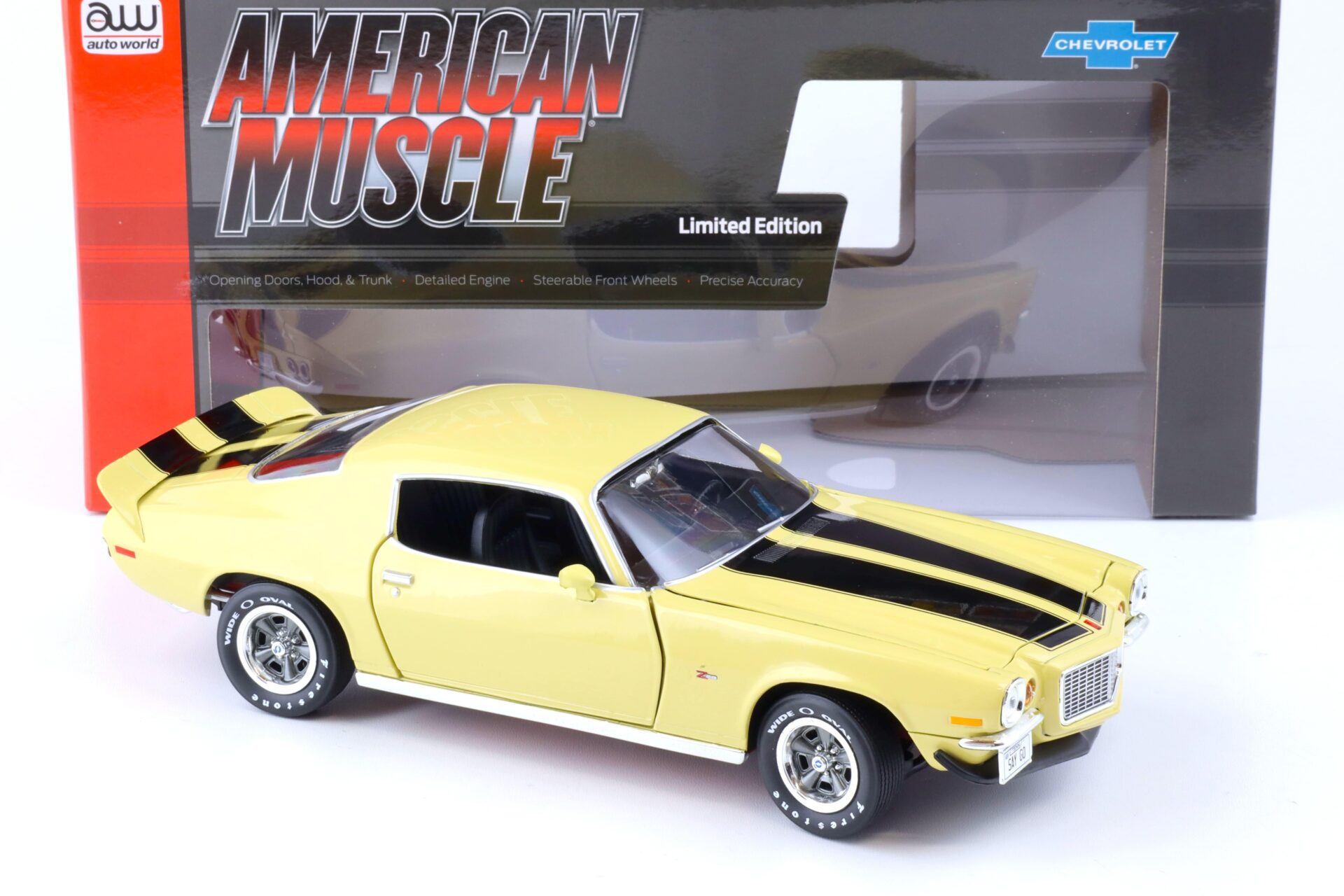 1:18 Auto World 1972 Chevrolet Camaro RS/ Z28 Coupe cream yellow/ black stripes
