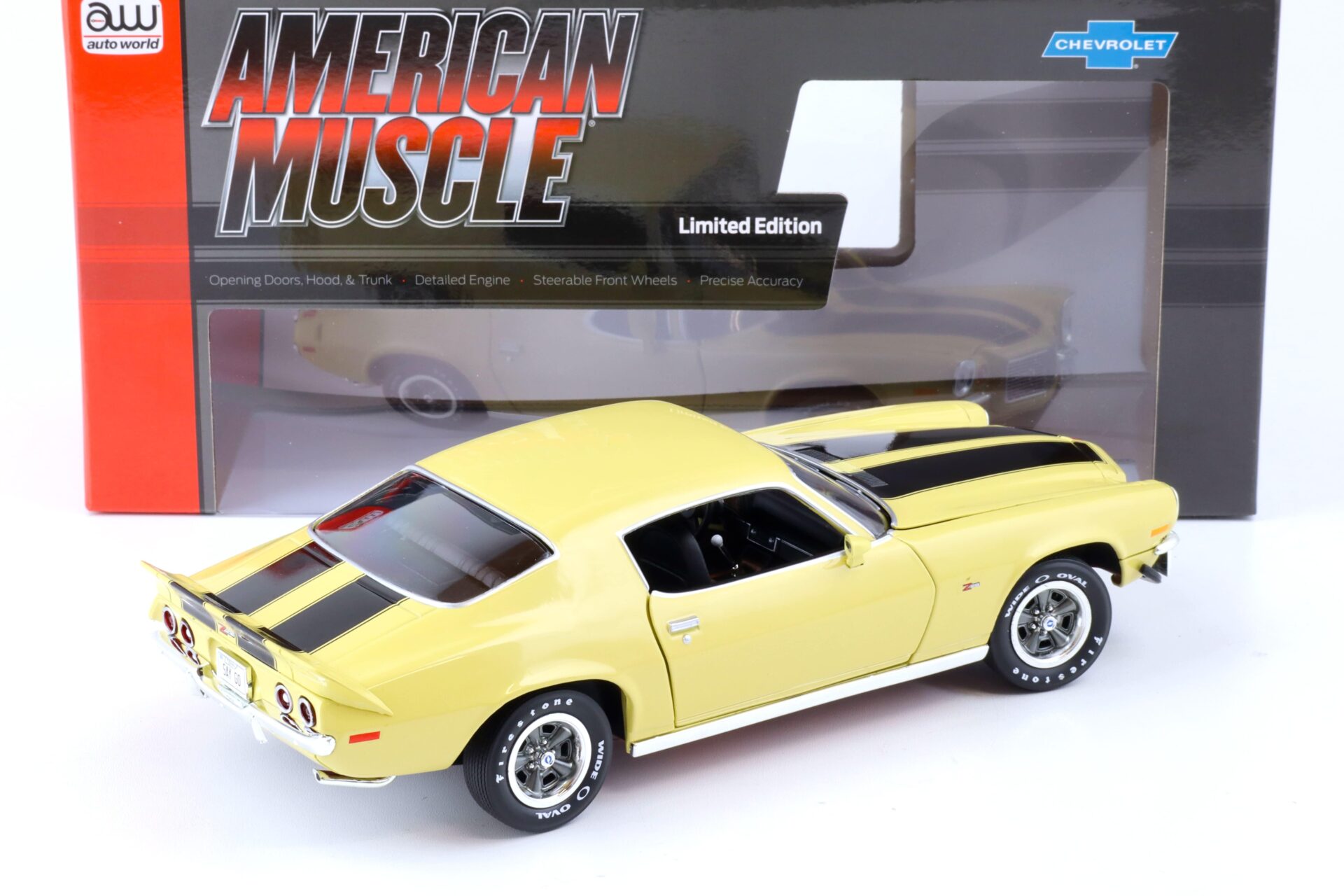 1:18 Auto World 1972 Chevrolet Camaro RS/ Z28 Coupe cream yellow/ black stripes