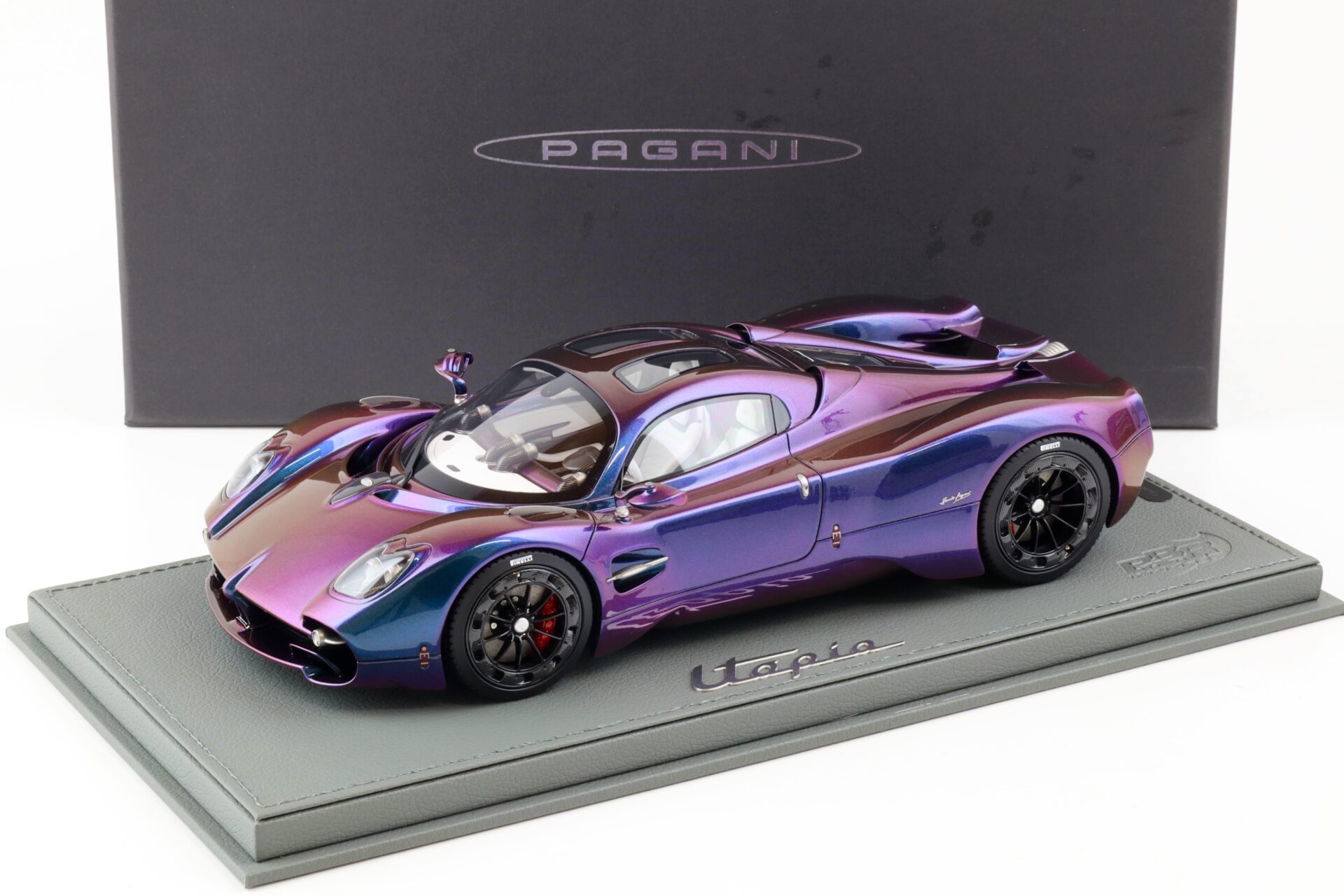 ID 87613 orig.jpg 1:18 BBR Pagani Utopia Chamaleon with Showcase - Limited 48 pcs.