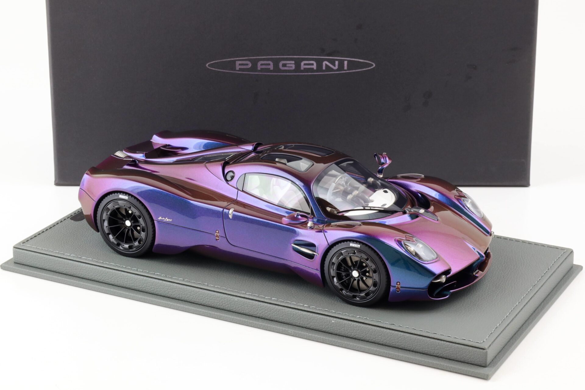 1:18 BBR Pagani Utopia Chamaleon with Showcase - Limited 48 pcs.