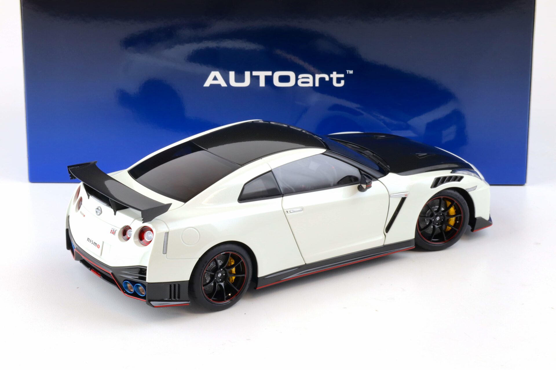 1:18 AUTOart Nissan GT-R (R35) Nismo Special Edition 2022 Brilliant white pearl 77501
