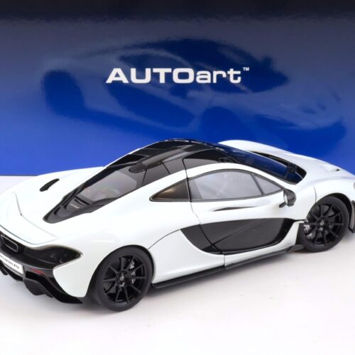 1:18 AUTOart McLAREN P1 2013 Alaskan Diamond white/ blue black interior 76066