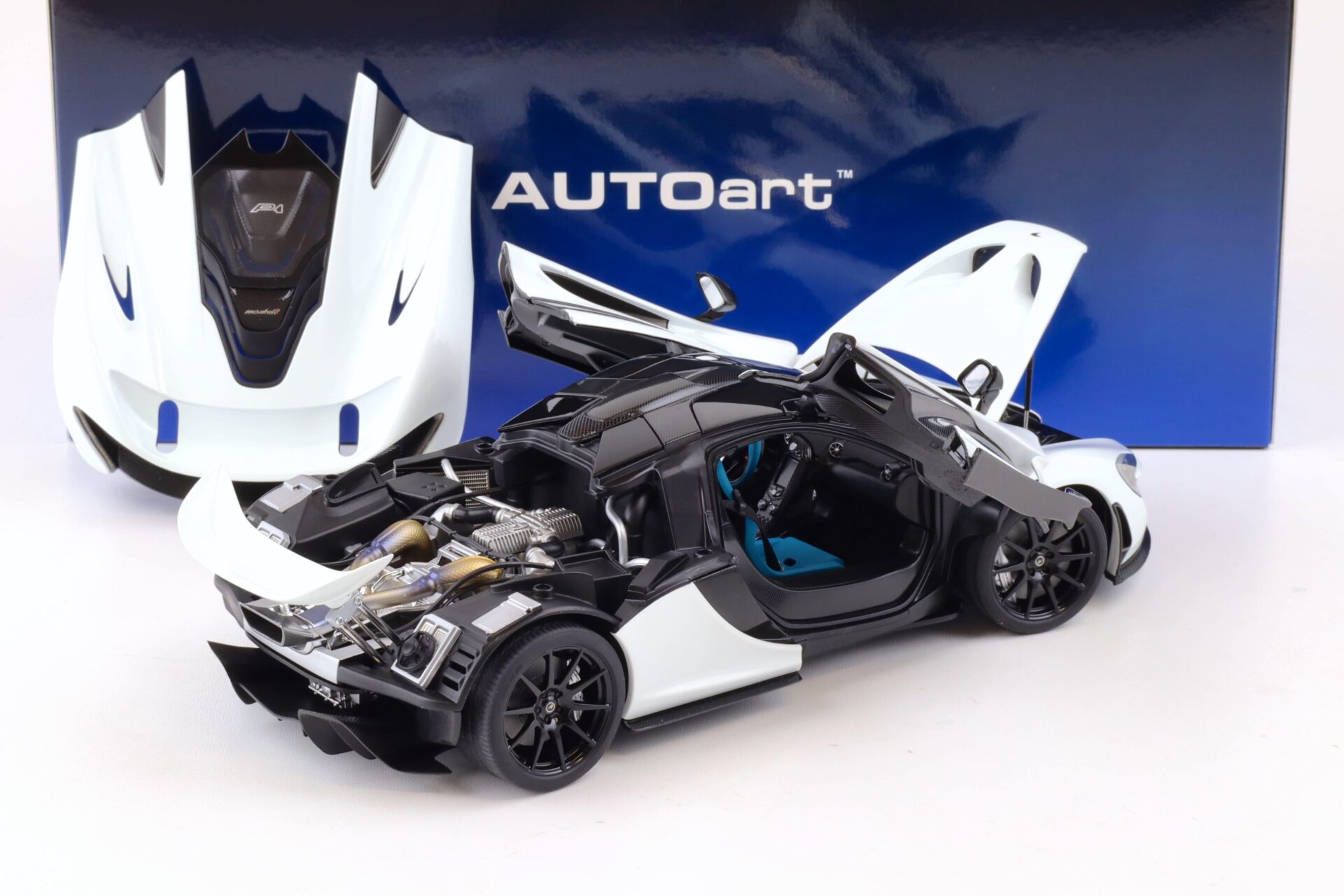 1:18 AUTOart McLAREN P1 2013 Alaskan Diamond white/ blue black interior 76066