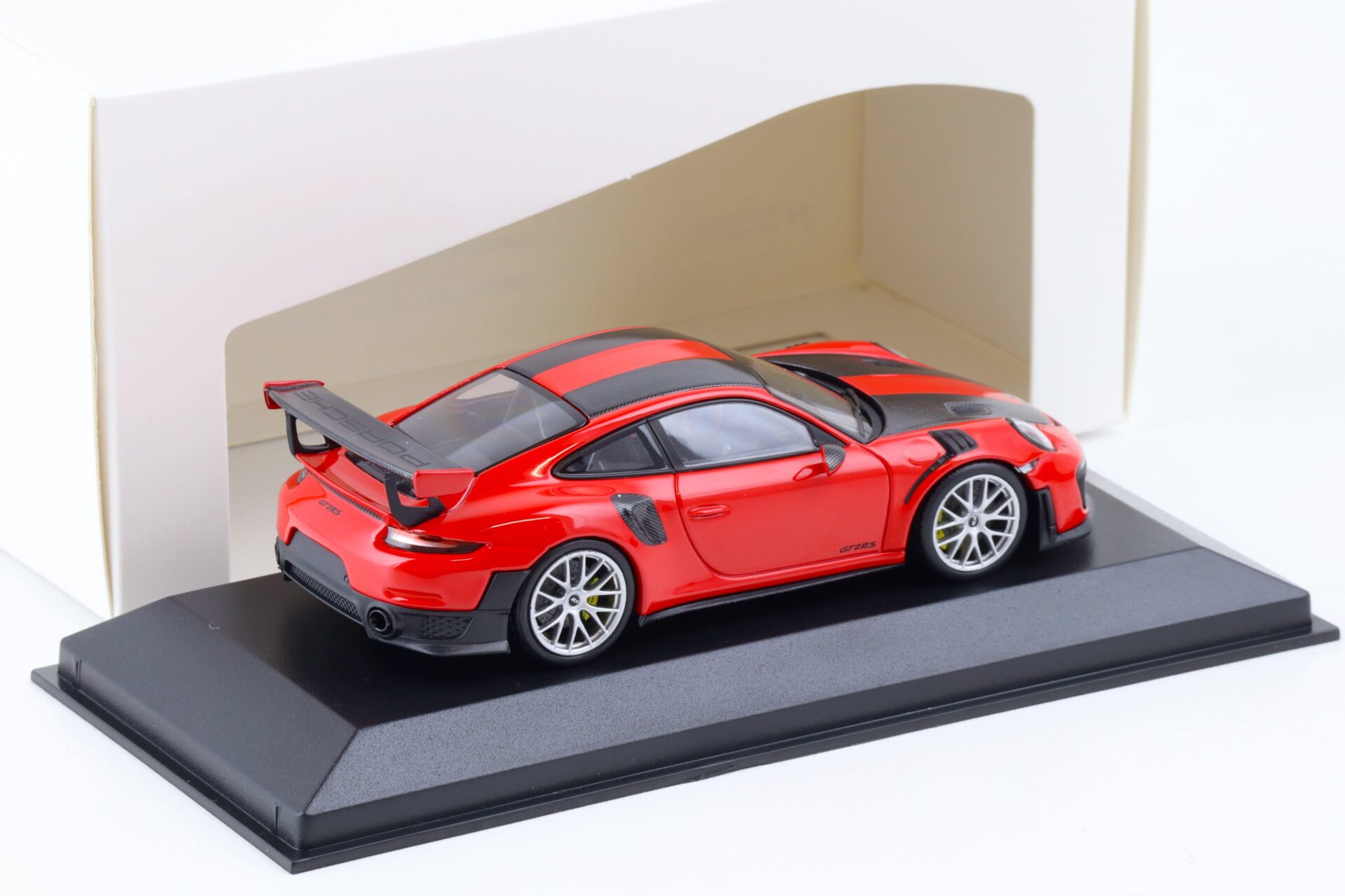 1:43 Minichamps Porsche 911 (991.2) GT2 RS Weissach Package 2018 Indisch red/ silver wheels