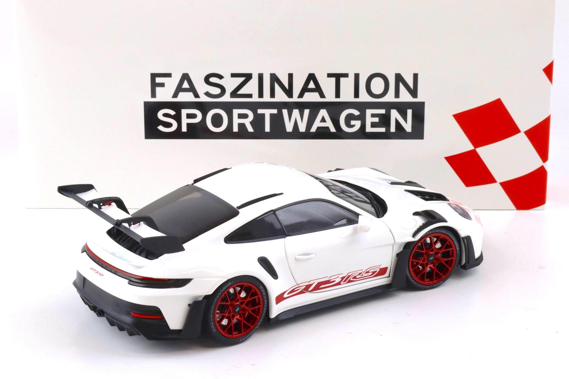 1:18 Minichamps Porsche 911 (992) GT3 RS Coupe 2023 white/ red
