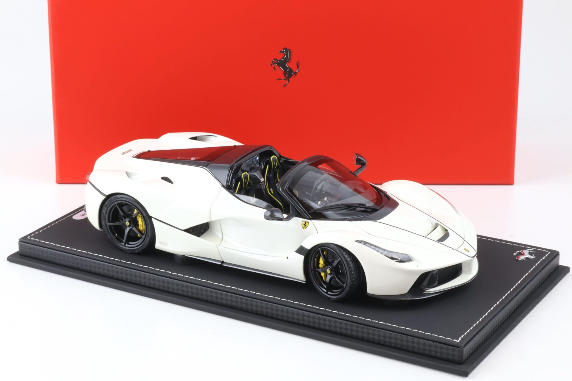 1:18 BBR Ferrari LaFerrari Aperta Bianco Avus white/ black wheels with display - Limited 48 pcs.