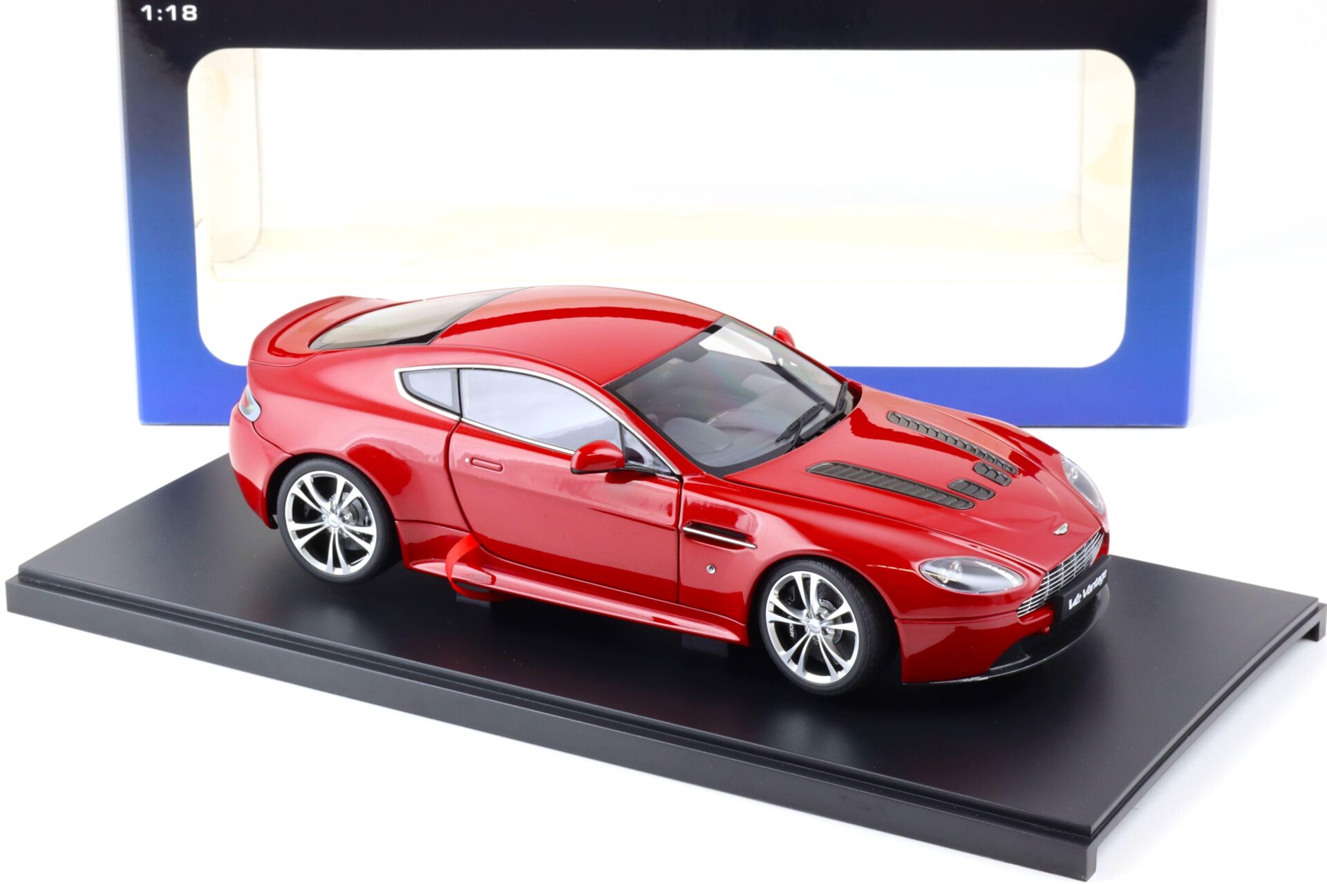1:18 AUTOart Aston Martin V12 Vantage Coupe 2010 red metallic