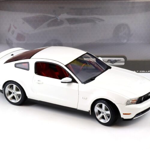1:18 Greenlight 2010 Ford Mustang GT Coupe white/ red interior 12814