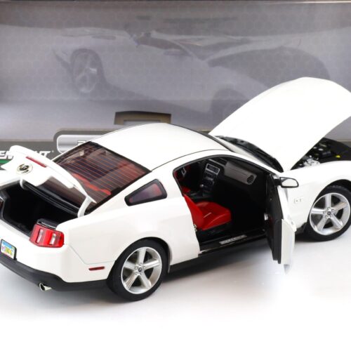 1:18 Greenlight 2010 Ford Mustang GT Coupe white/ red interior 12814
