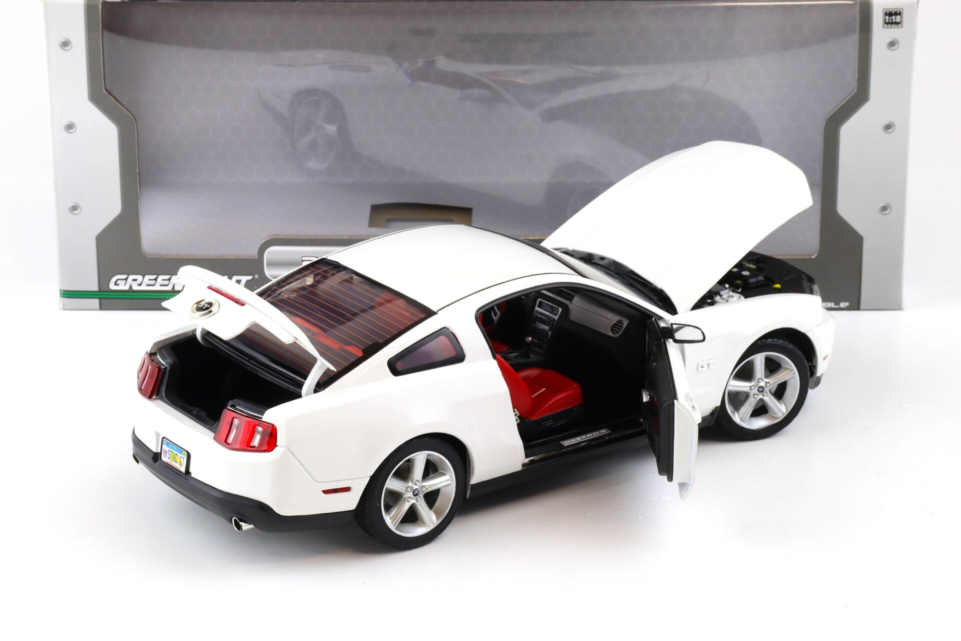 1:18 Greenlight 2010 Ford Mustang GT Coupe white/ red interior 12814