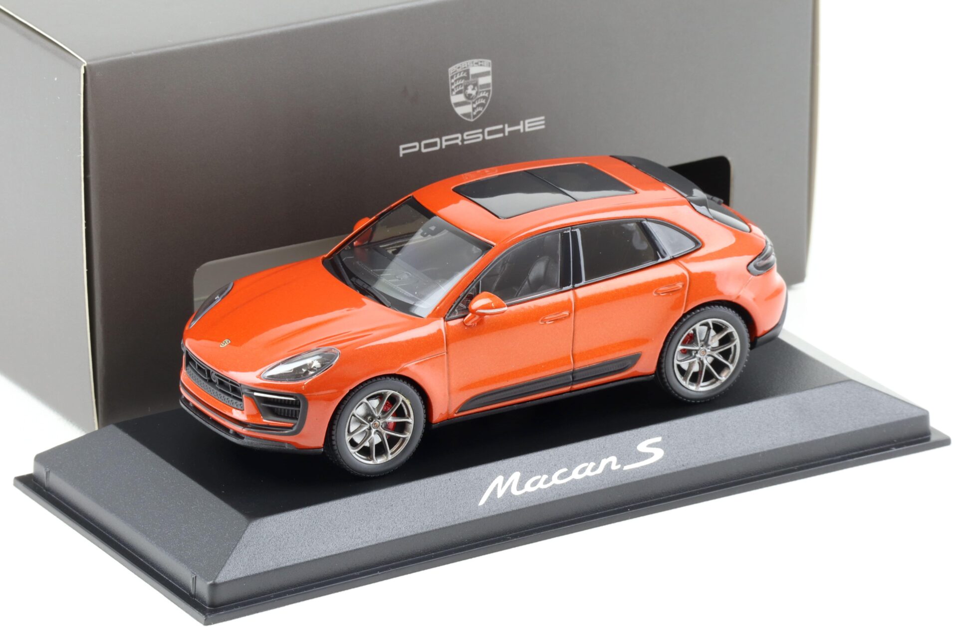 ID 90278 orig.jpg 1:43 Minichamps Porsche Macan S (III) papaya metallic WAP DEALER