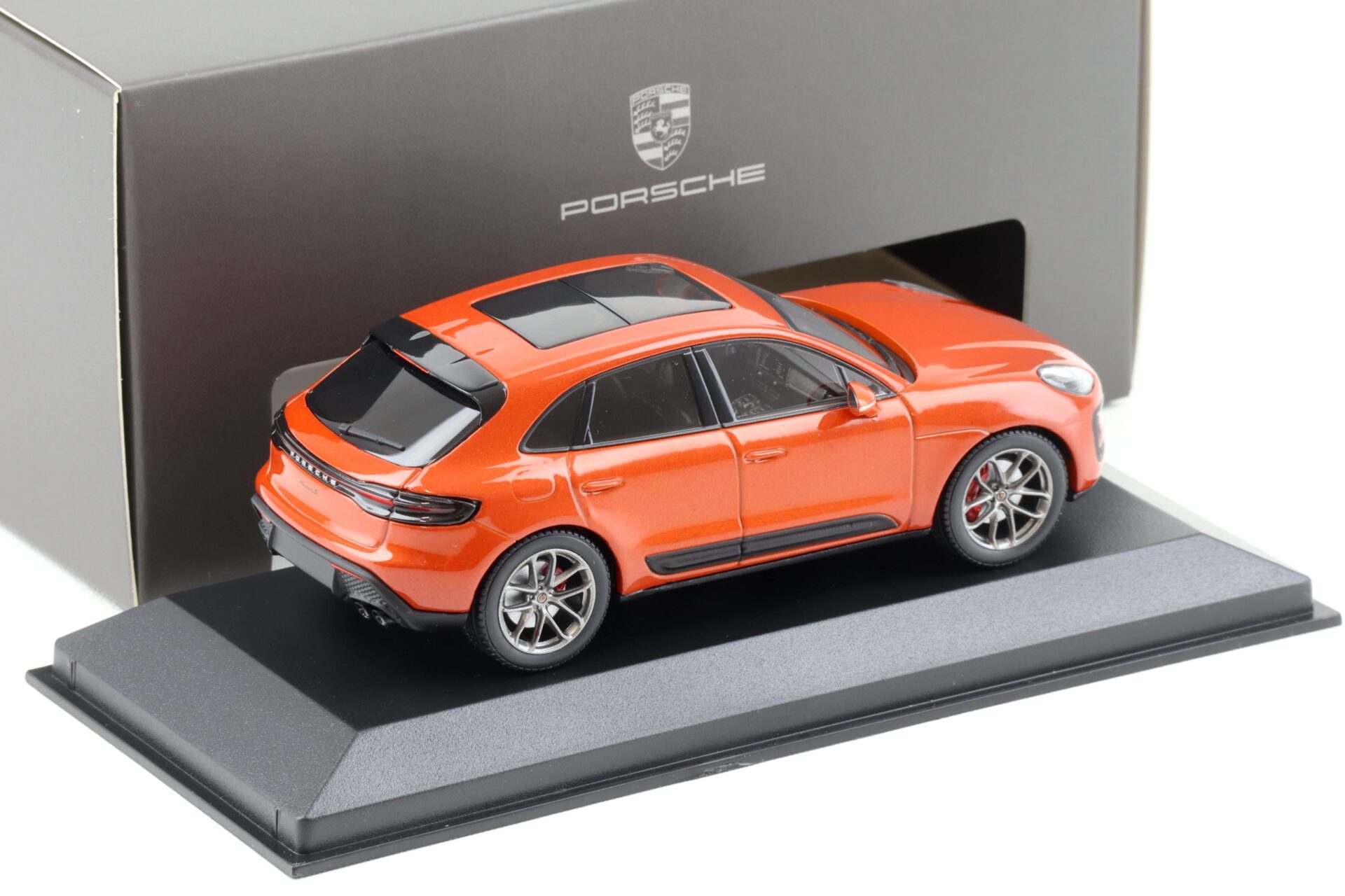 1:43 Minichamps Porsche Macan S (III) papaya metallic WAP DEALER