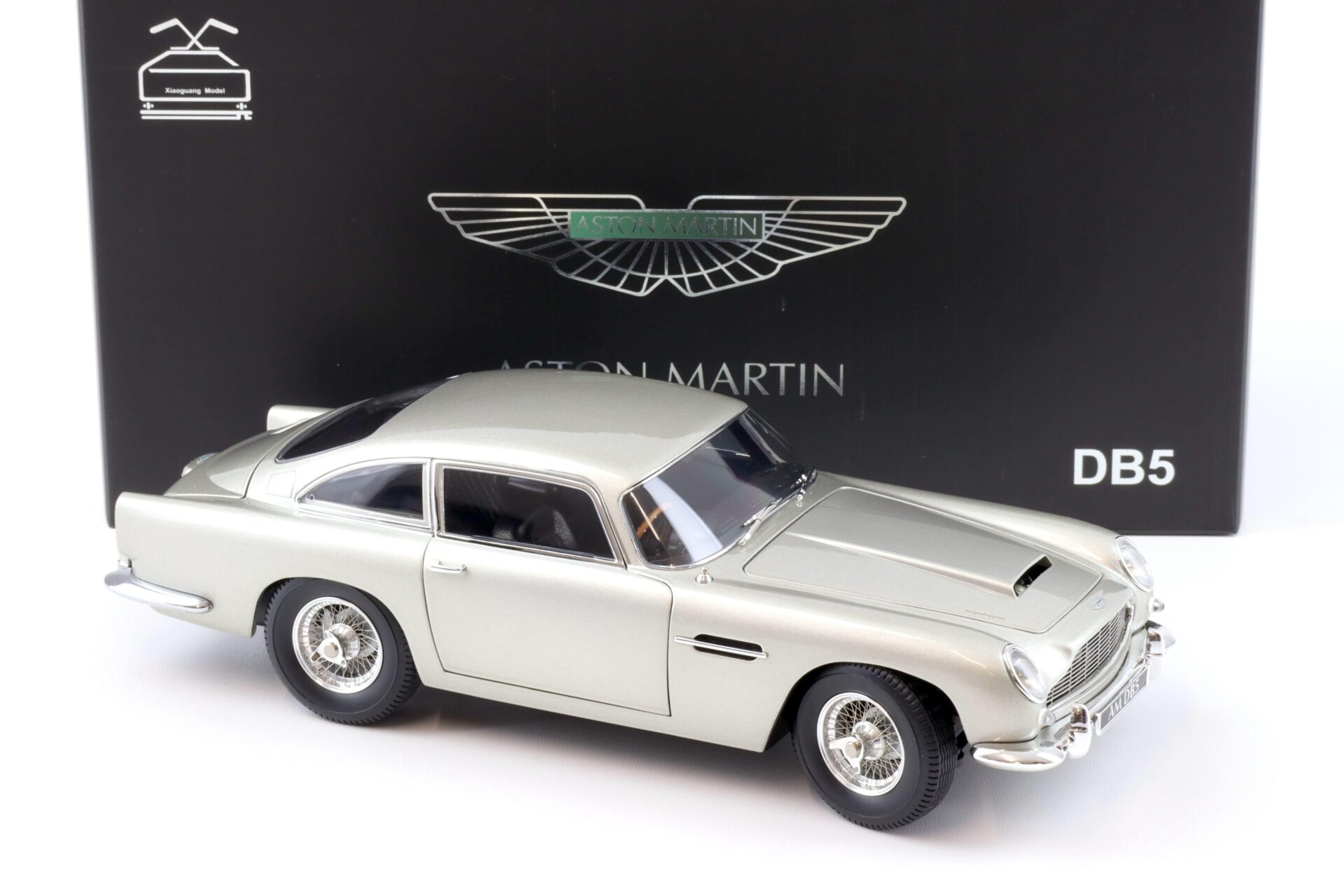 1:18 XiaoGuang Model 1965 Aston Martin DB5 Coupe silver - leather seats