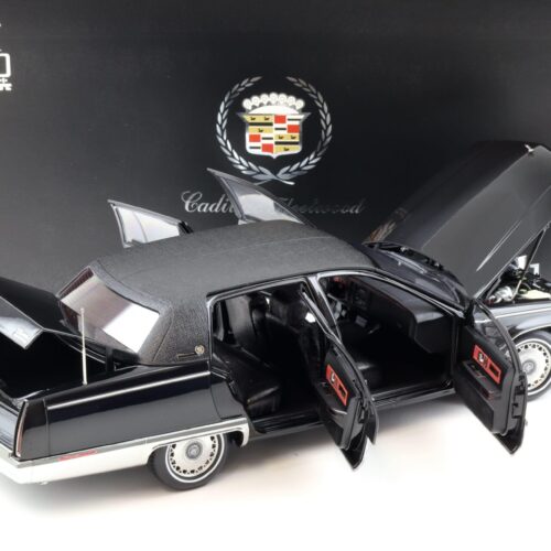 1:18 XiaoGuang Model 1993 Cadillac Fleetwood Brougham Limousine black- leather seats - Image 4