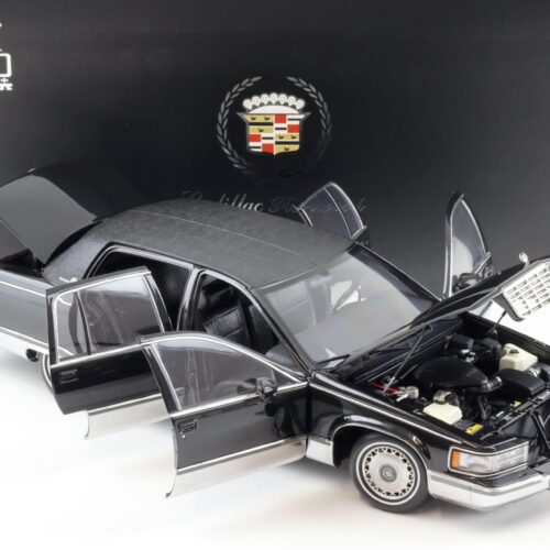 1:18 XiaoGuang Model 1993 Cadillac Fleetwood Brougham Limousine black- leather seats - Image 5
