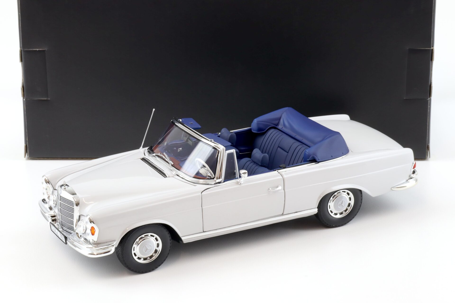 1:18 Norev Mercedes 280 SE Cabriolet 1968 light grey