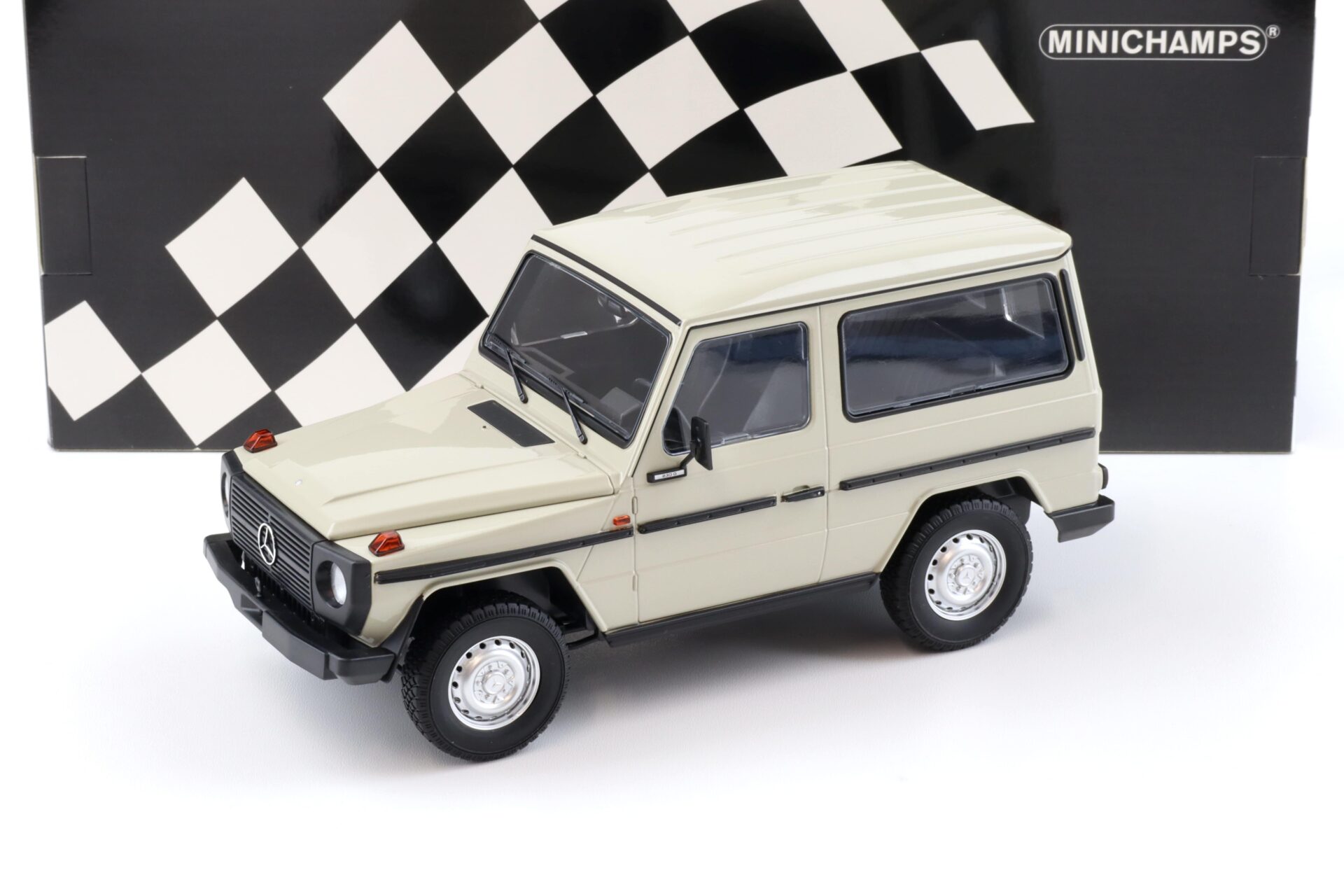 ID 90546 orig.jpg 1:18 Minichamps Mercedes G-Klasse 230G G-Model SWB W460 grey 1980