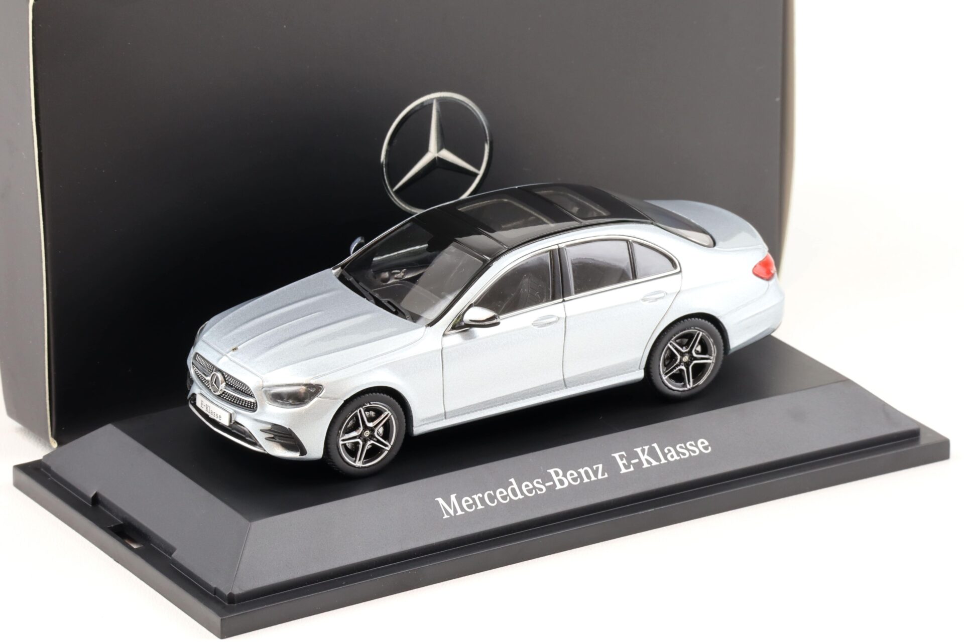 ID 90581 orig.jpg 1:43 iScale Mercedes E-Klasse W213 Limousine 2021 hightech silver DEALER VERSION