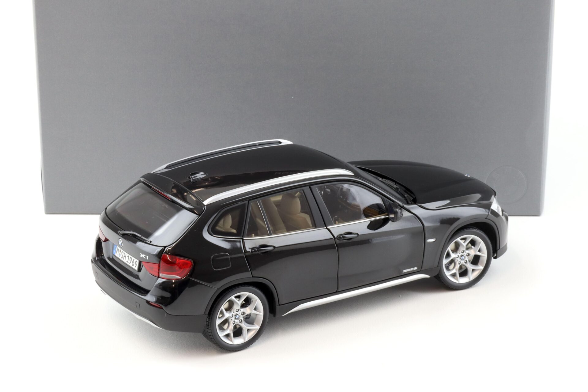 1:18 Kyosho BMW X1 Xdrive28i E84 Sapphire black metallic DEALER VERSION