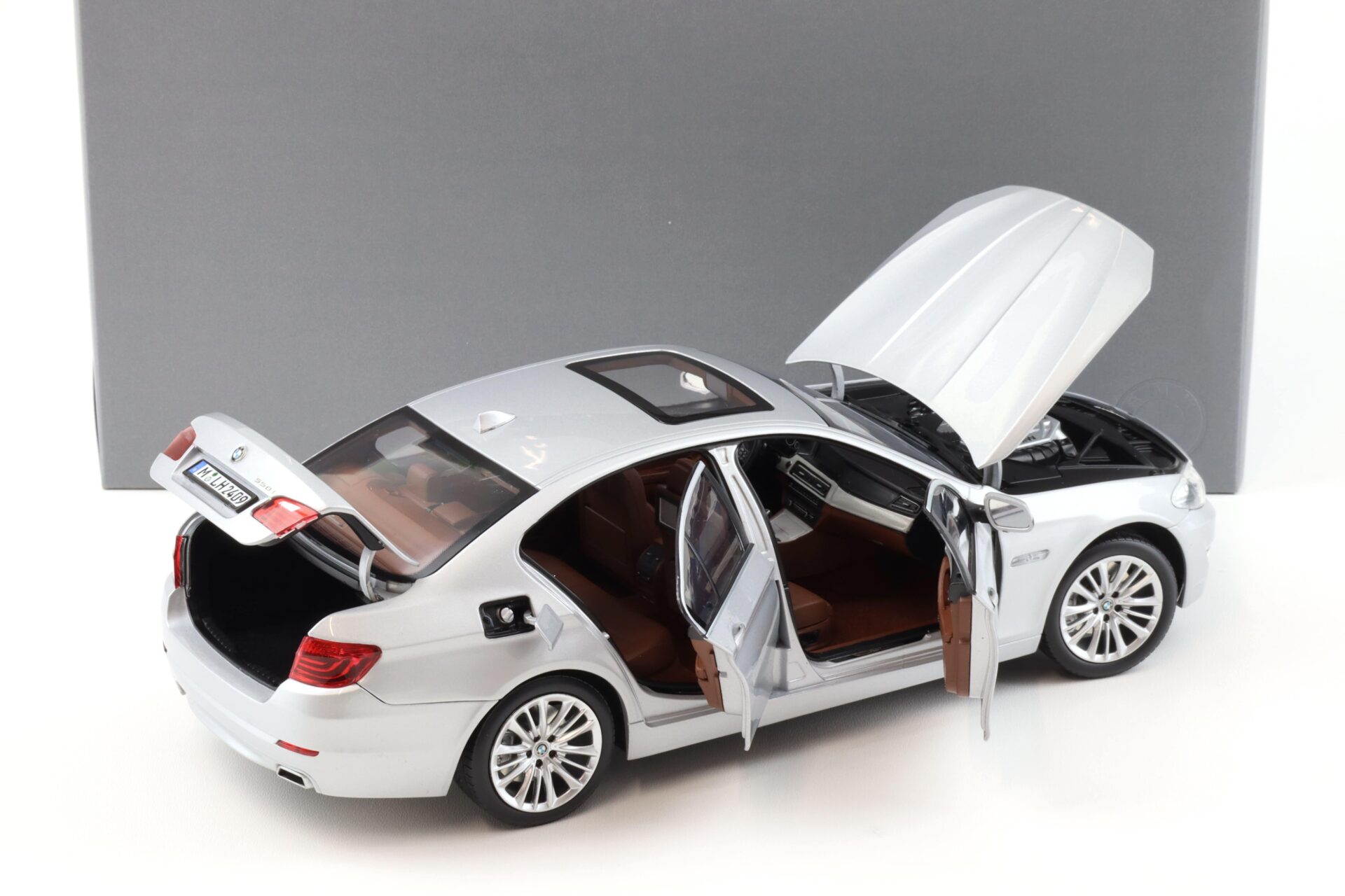 1:18 Norev BMW 550i 5 Series F10 Limousine Titan silver metallic DEALER VERSION