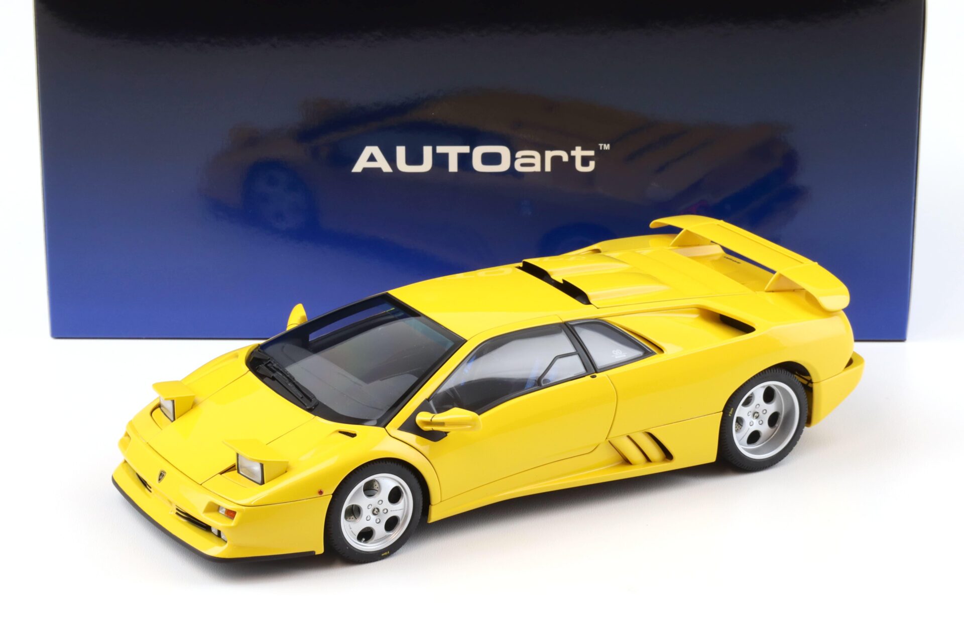 1:18 AUTOart Lamborghini Diablo SE30 JOTA 1995 Superfly yellow 79144