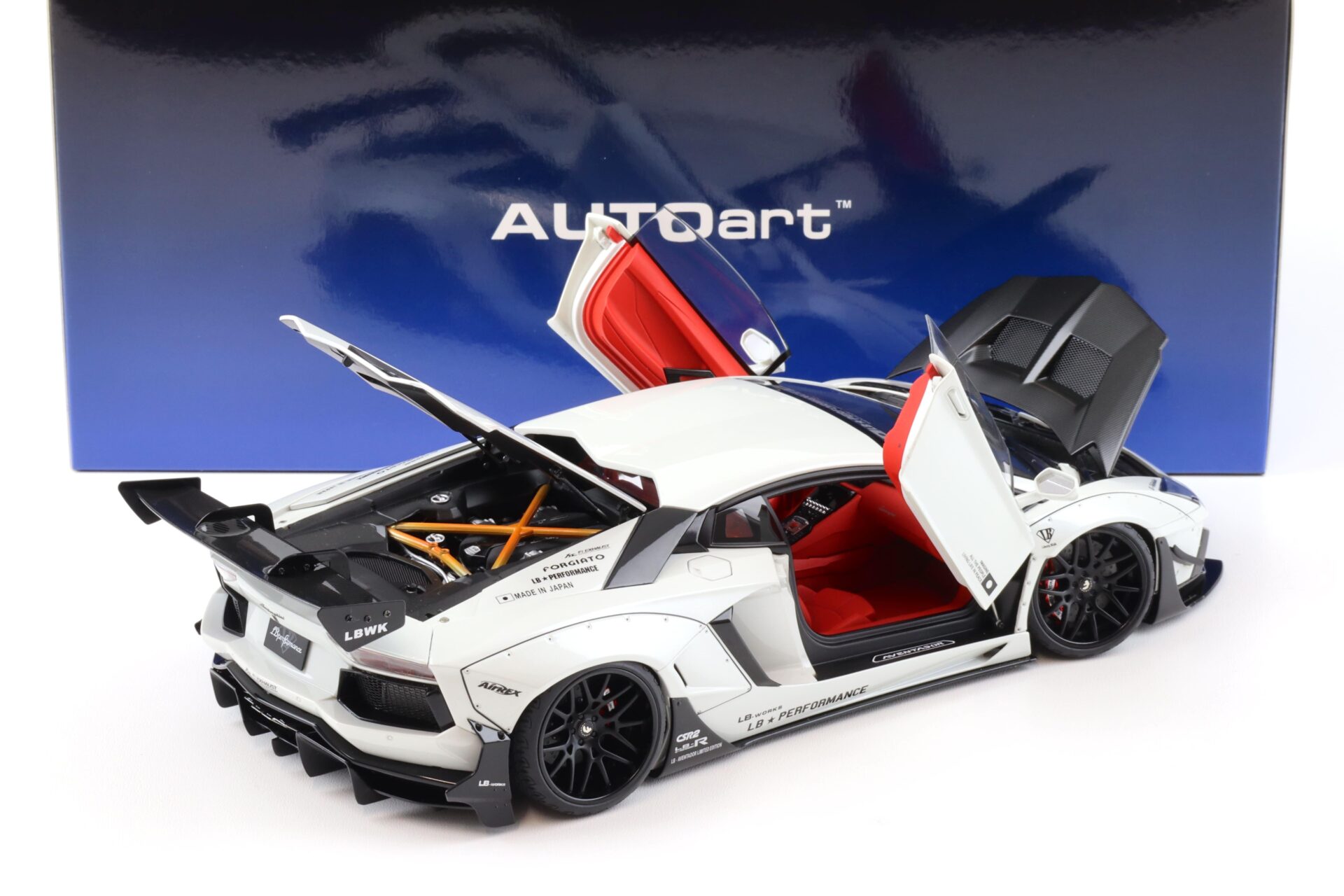 1:18 AUTOart Liberty Walk LB-WORKS Lamborghini Aventador metallic white/ carbon bonnet 79241