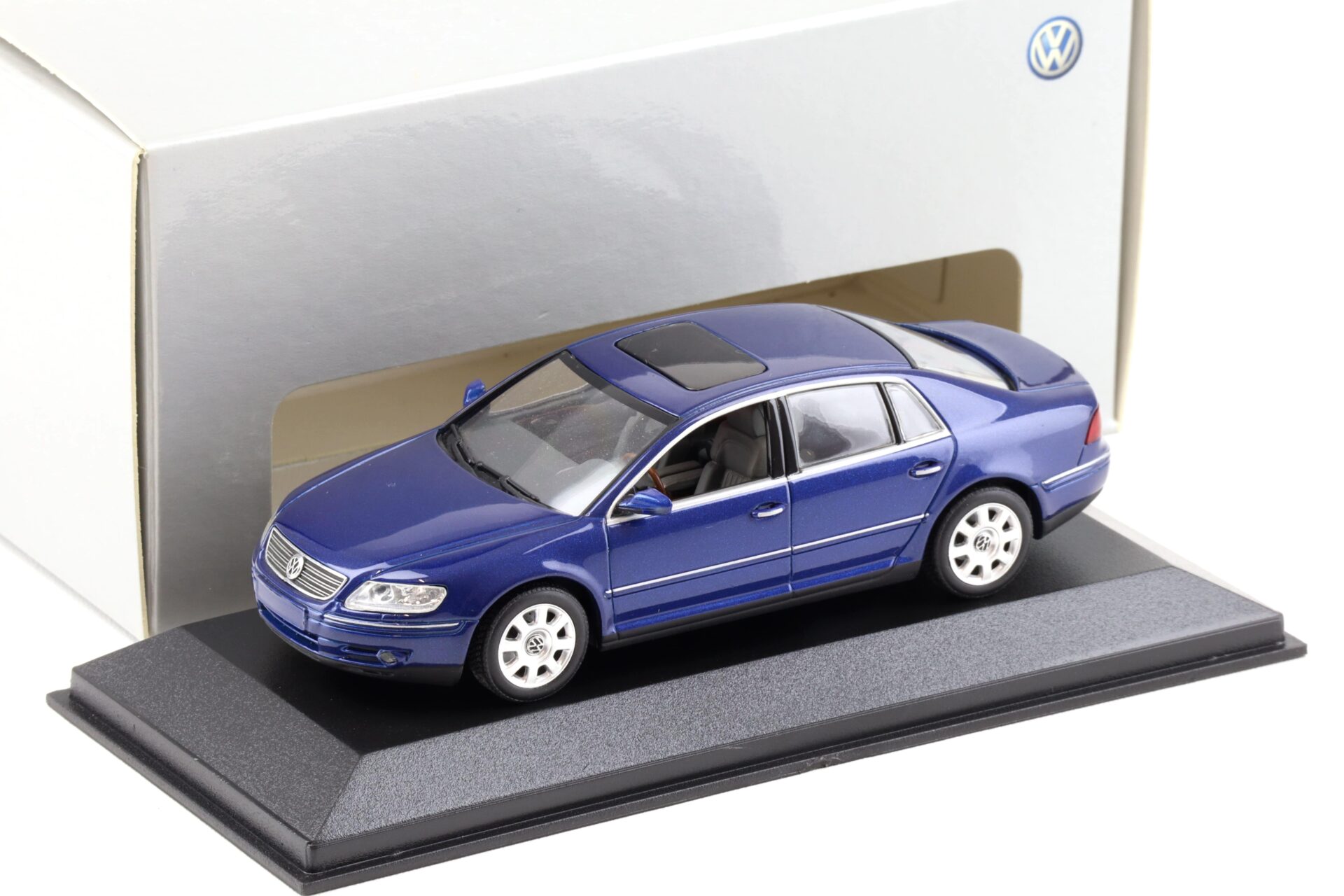 ID 92635 orig.jpg 1:43 Minichamps VW Phaeton Limousine blue metallic DEALER VERSION