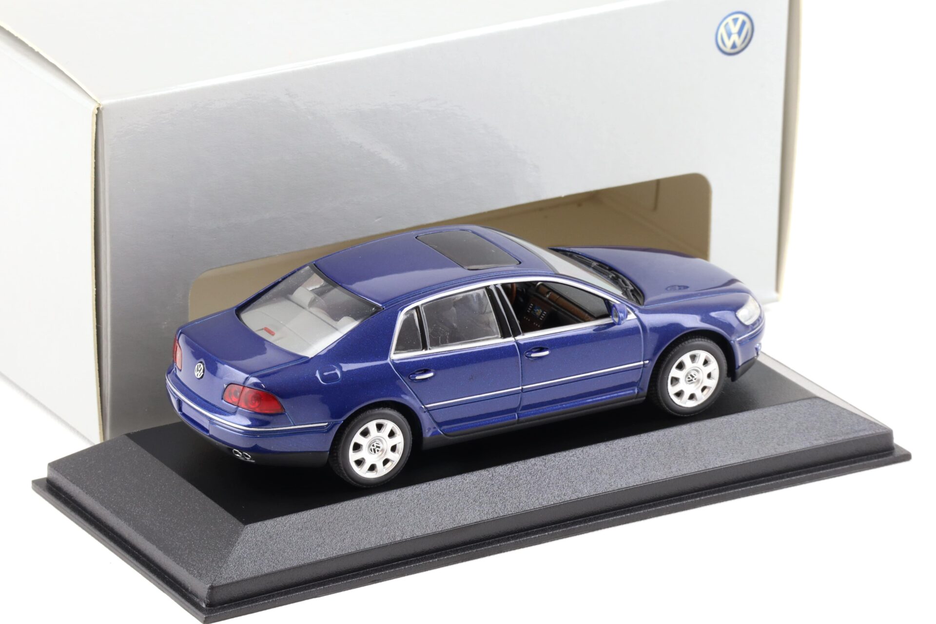 1:43 Minichamps VW Phaeton Limousine blue metallic DEALER VERSION