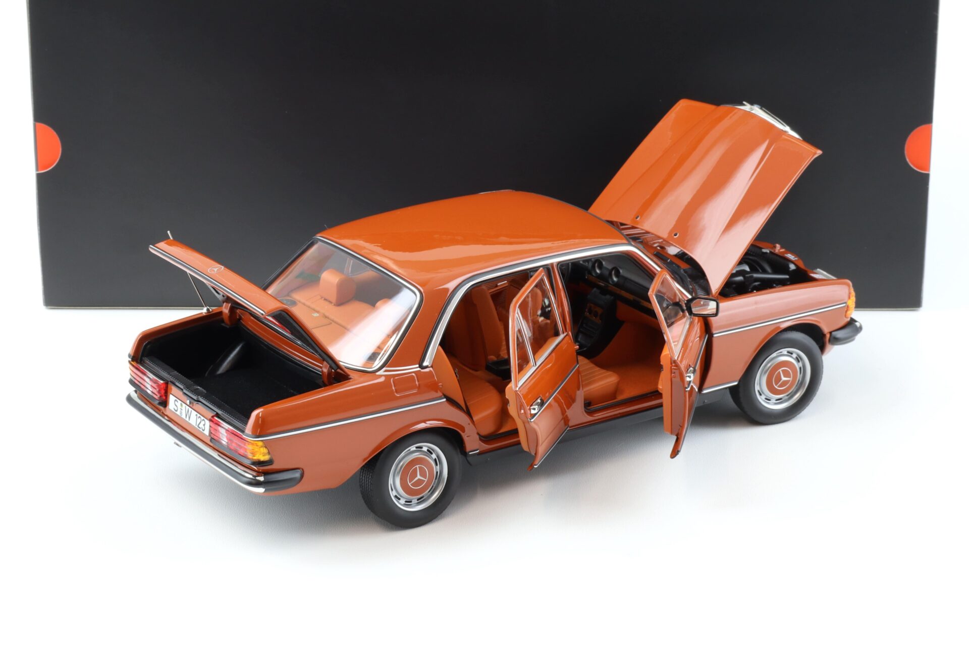 1:18 Norev Mercedes 200 W123 Limousine english red 1982 DEALER VERSION